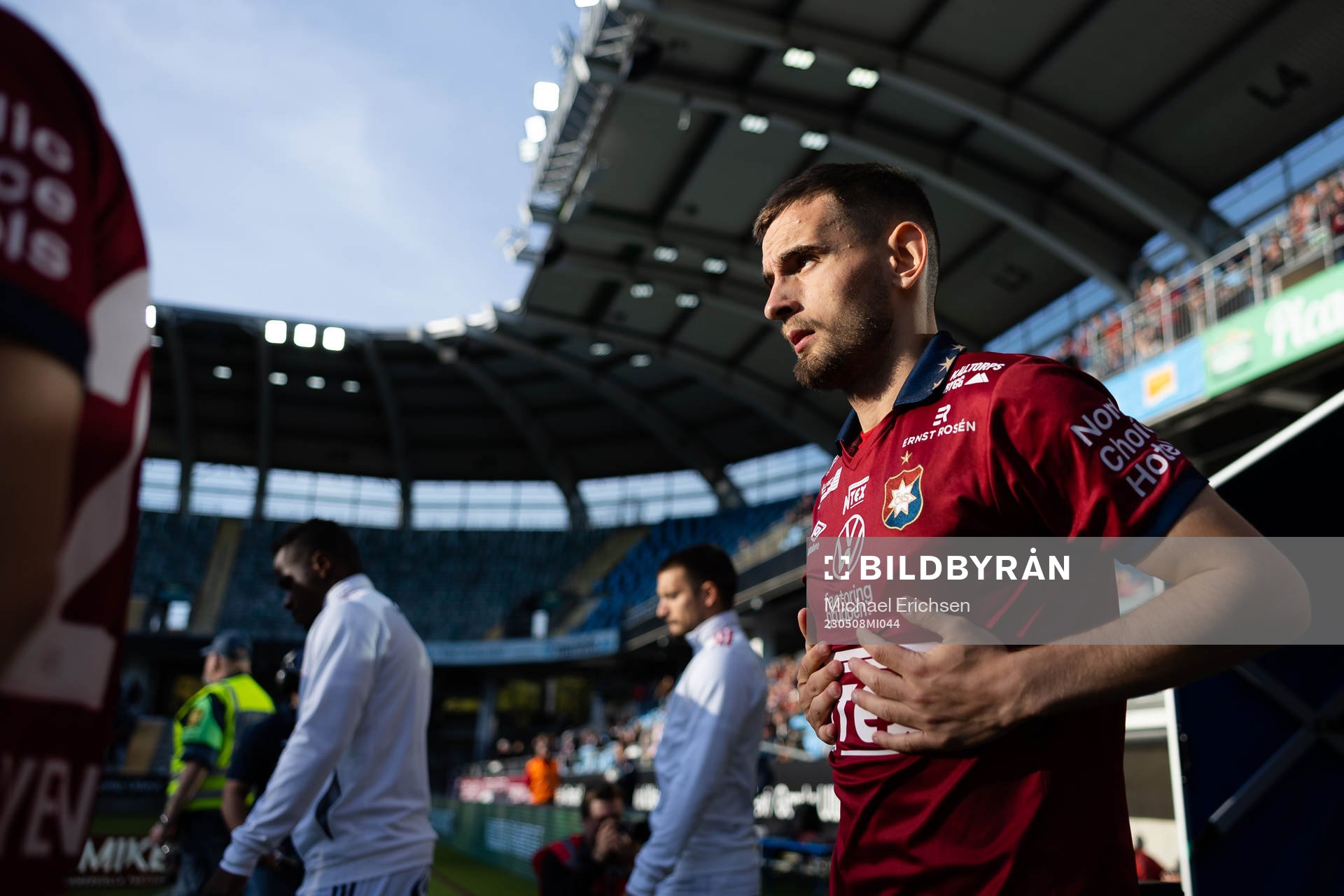 Örgrytes Erion Sadiku på väg ut till line up innan