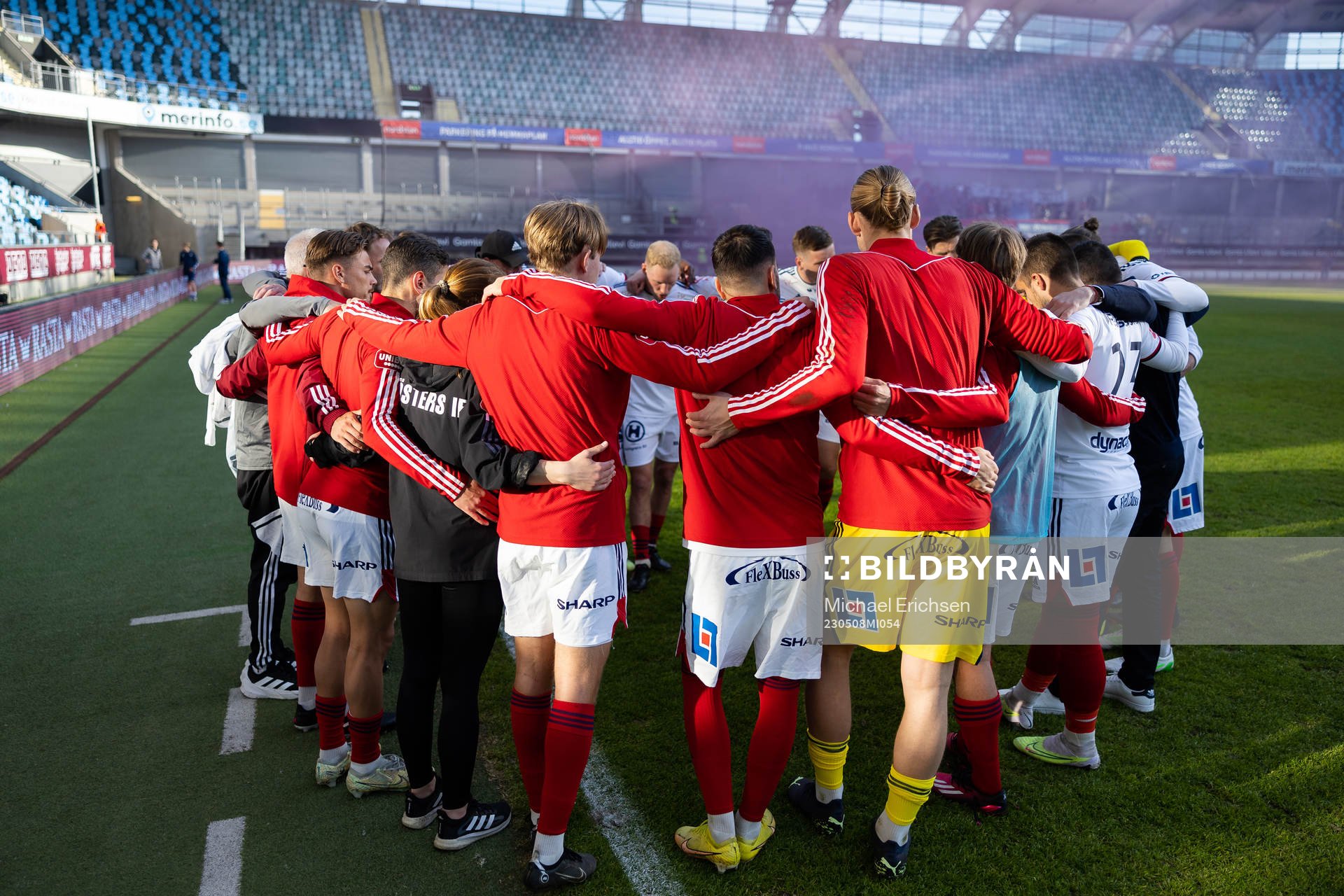 Östers spelare och ledare samlade innan  fotbollsmatchen i