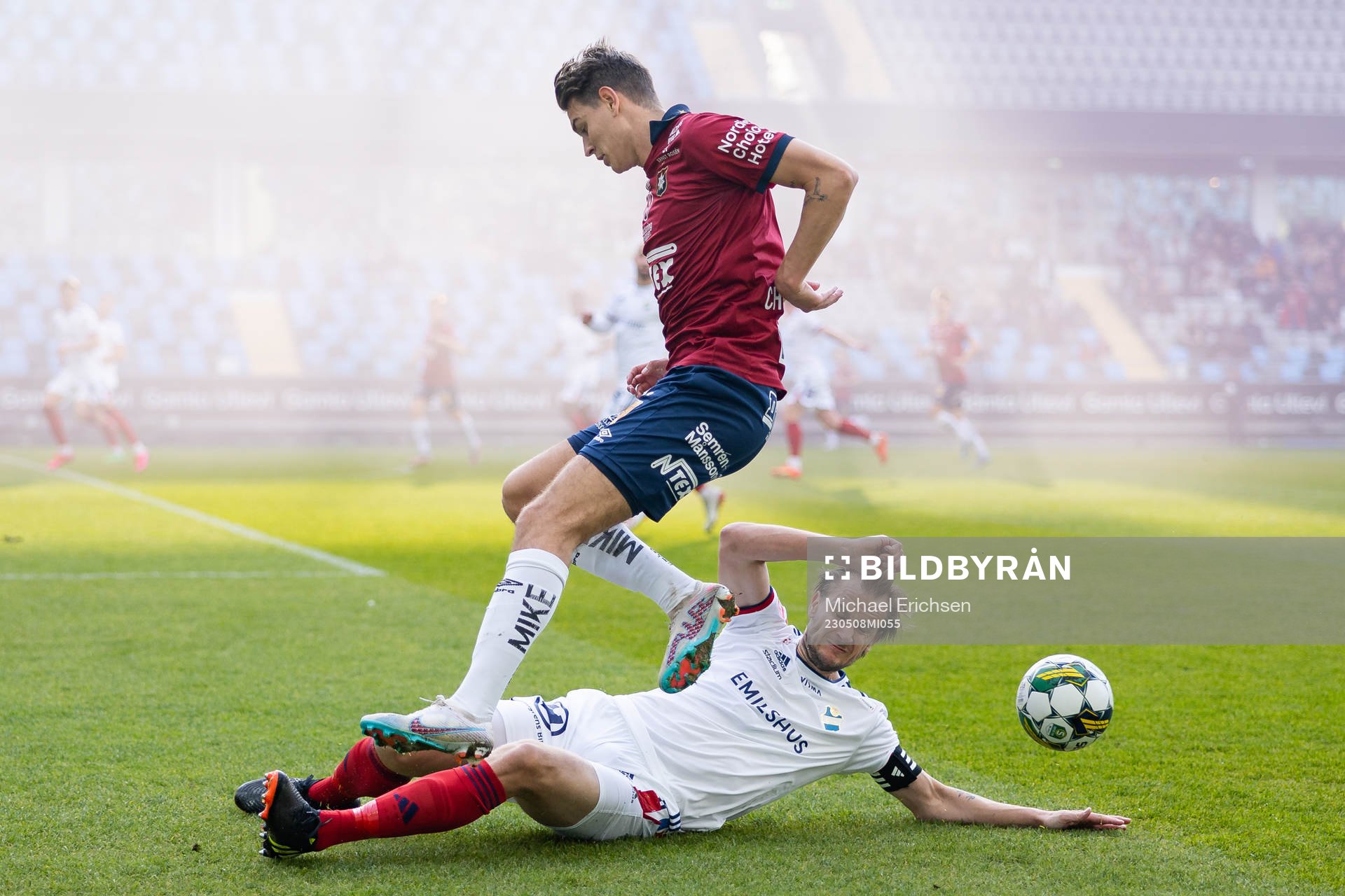 Örgrytes Noah Christoffersson och Östers Månz Berg under fotbollsmatchen i Superettan mellan Örgryte och Öster den 8 maj 2023 i Göteborg. 