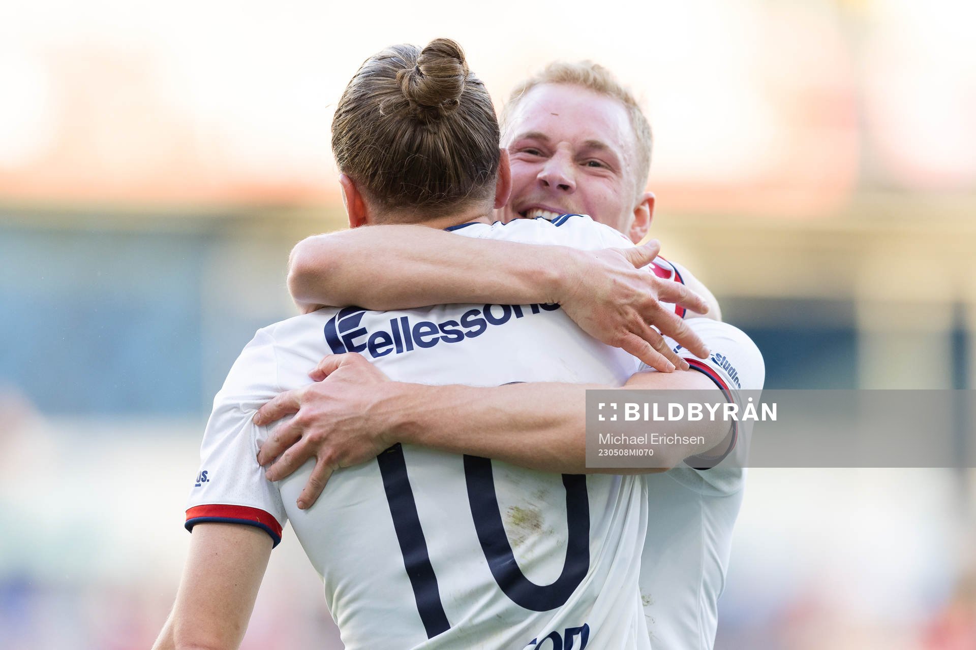 Östers Jesper Jonasson Westermark jublar ihop med Adam