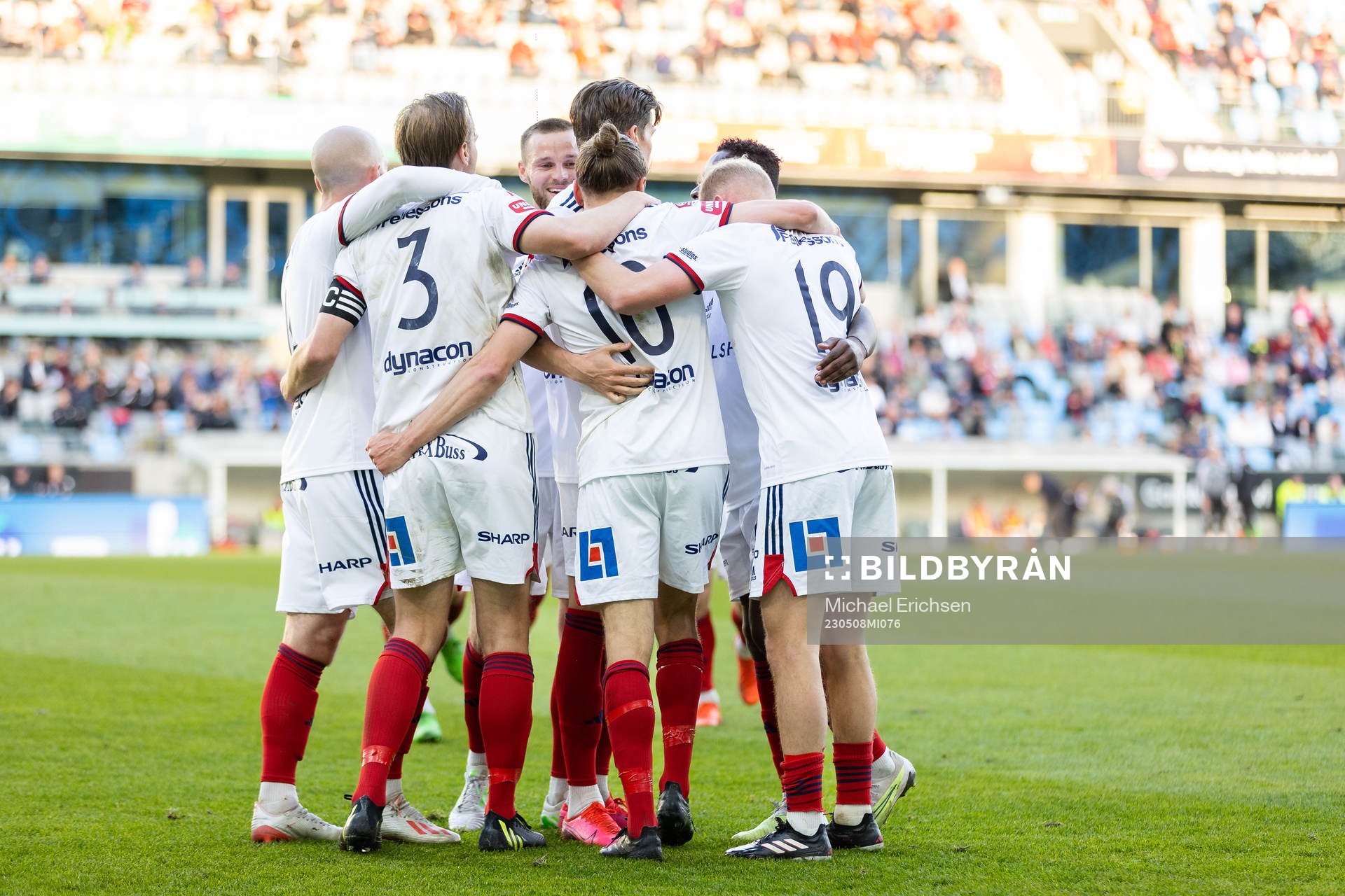Östers Jesper Jonasson Westermark jublar med lagkamrater