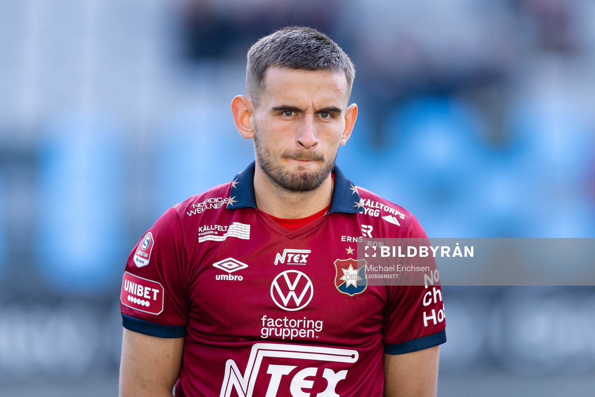 Örgrytes Erion Sadiku på line up innan fotbollsmatchen i