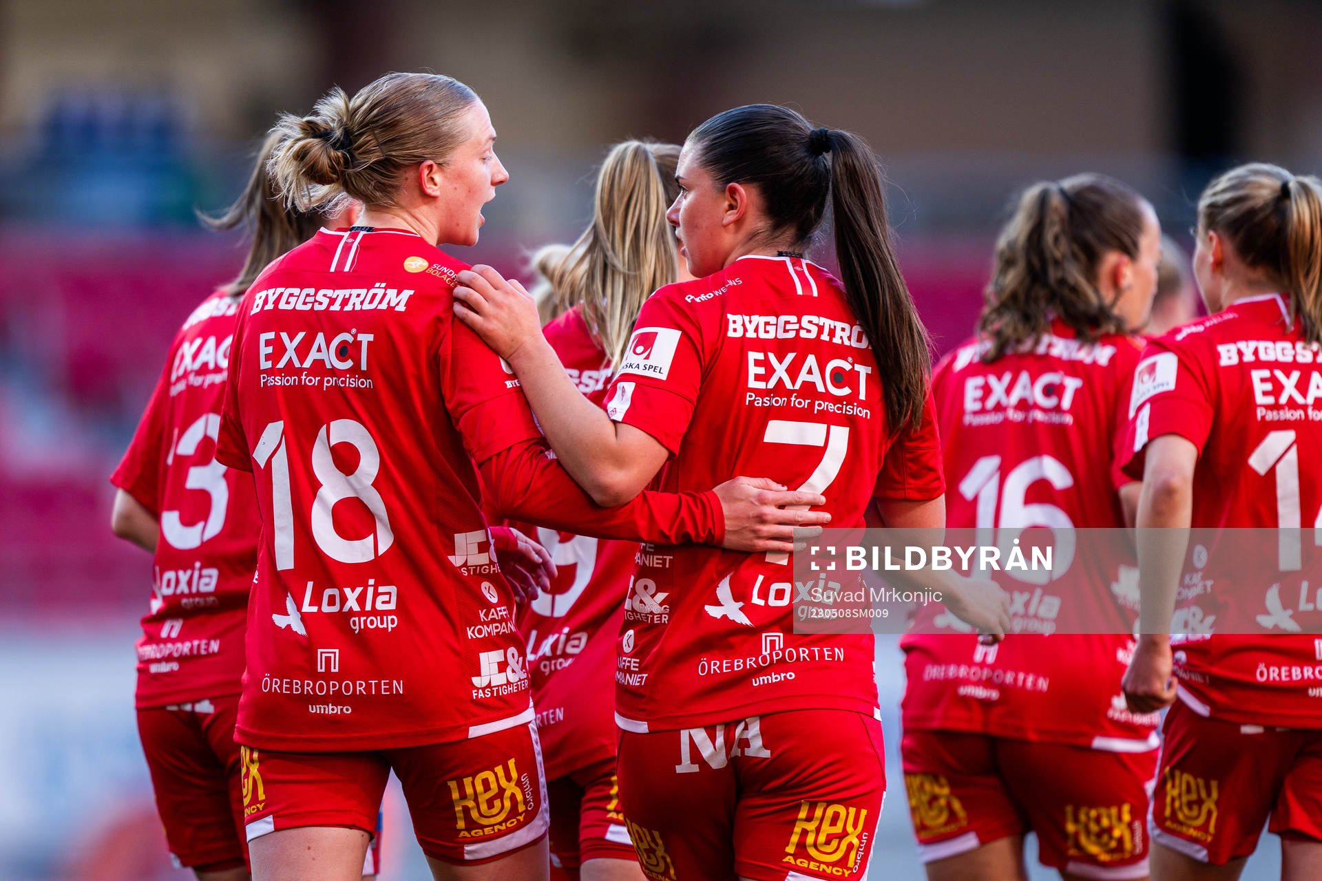 Örebros Audrey Harding jublar med lagkamrater