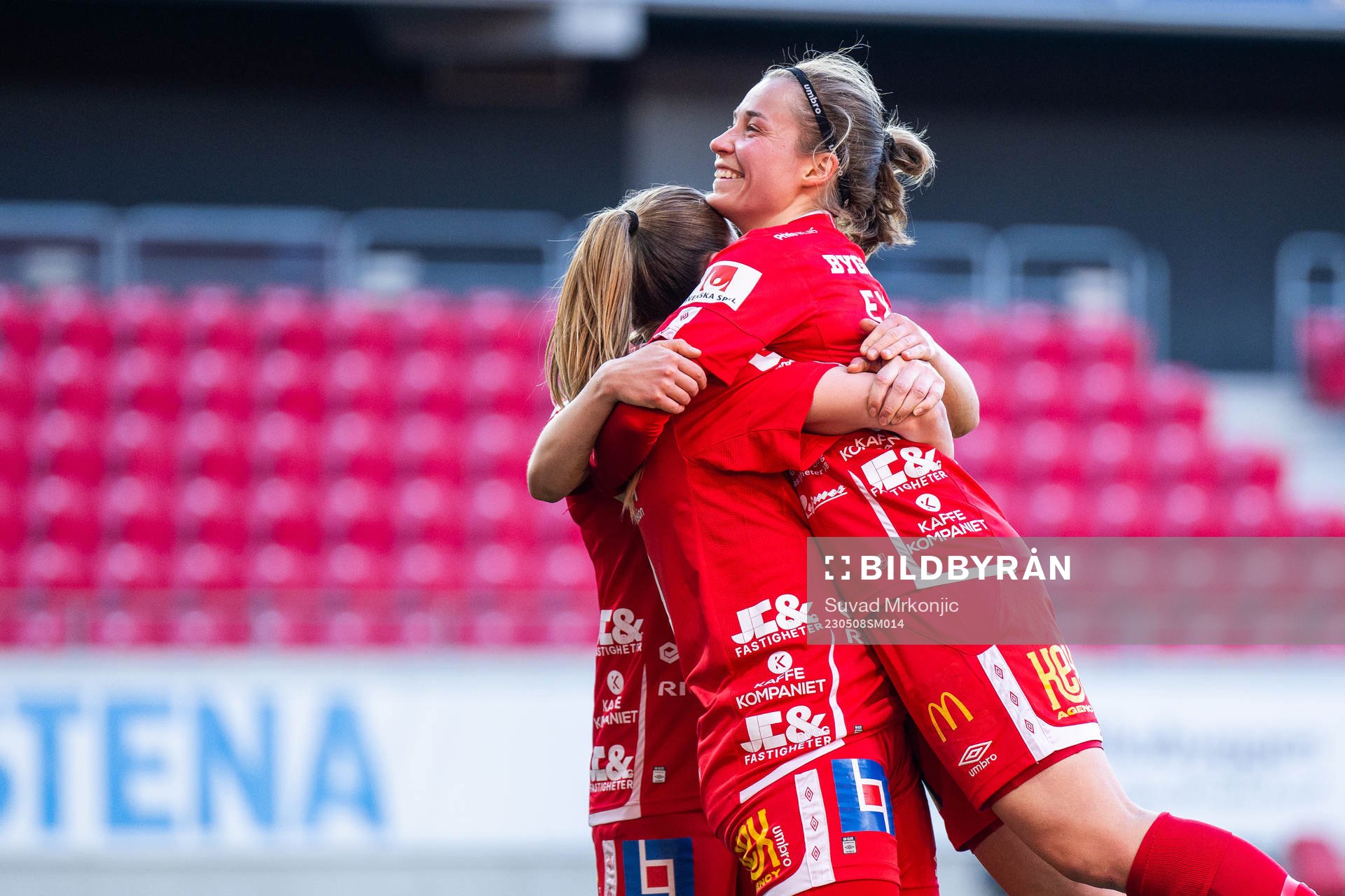 Örebros Heidi Kollanen jublar med lagkamrater