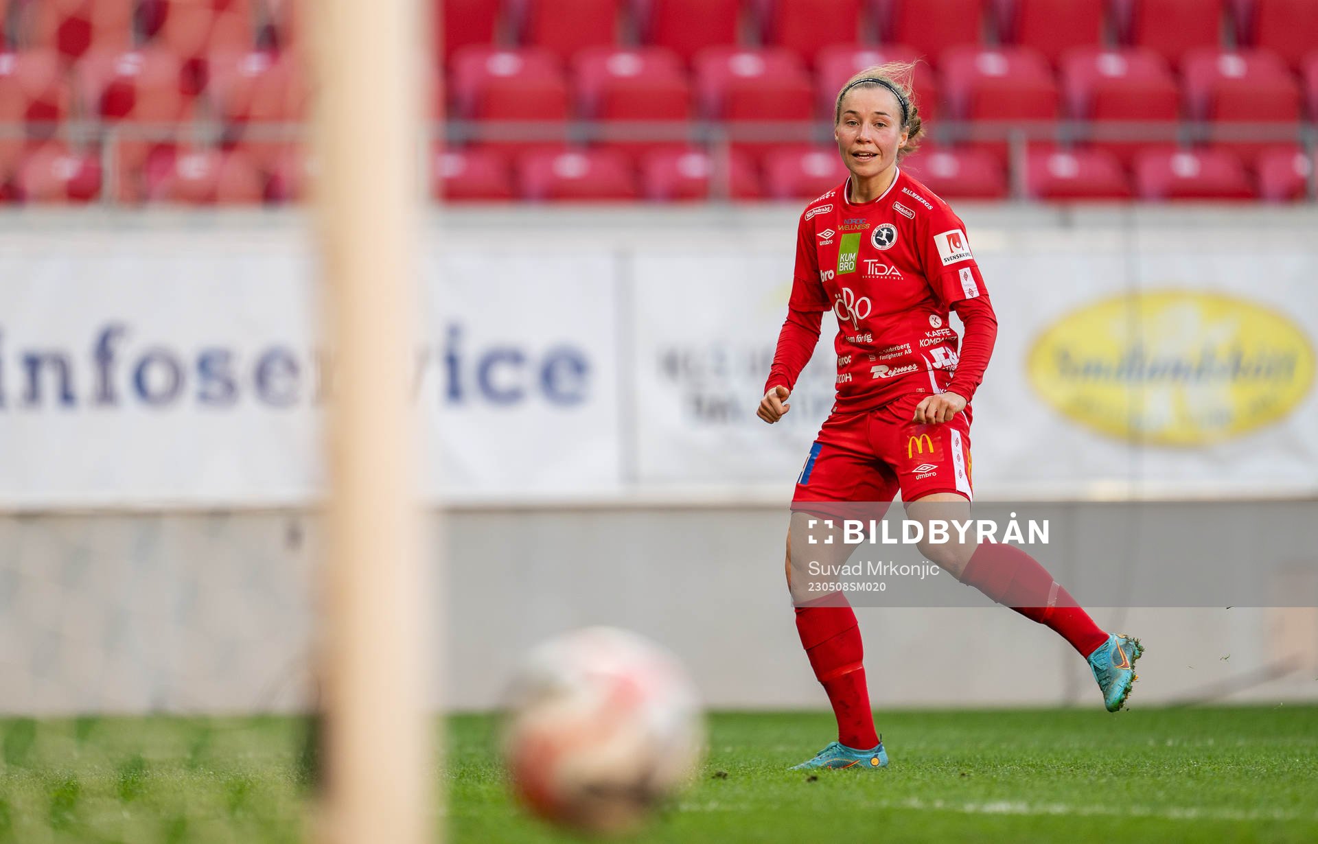 Örebros Heidi Kollanen ser bollen rulla in till 0-3