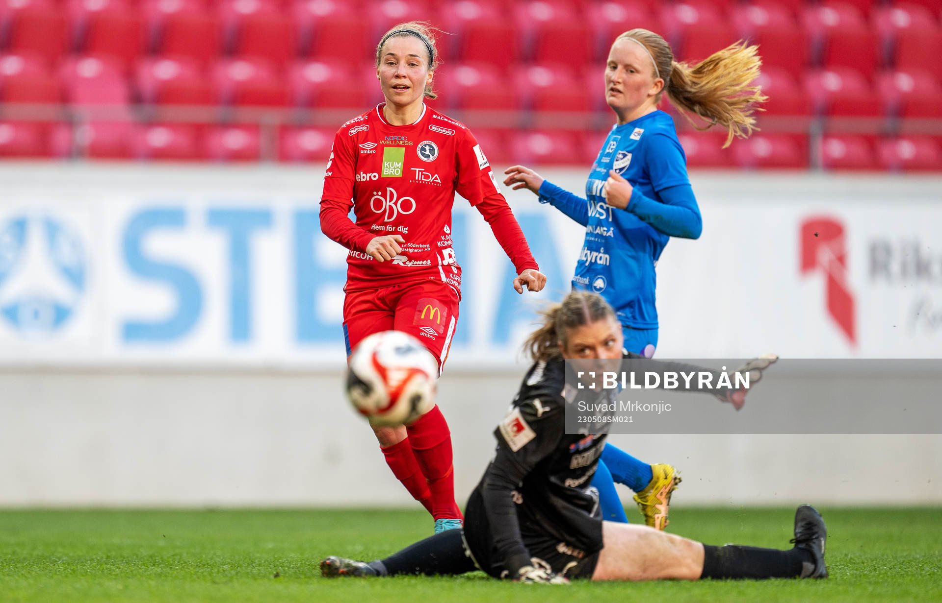 Örebros Heidi Kollanen gör 0-3 bakom Kalmars målvakt Fanny Jungward under fotbollsmatchen i Damallsvenskan mellan Kalmar och Örebro den 8 maj 2023 i Kalmar.