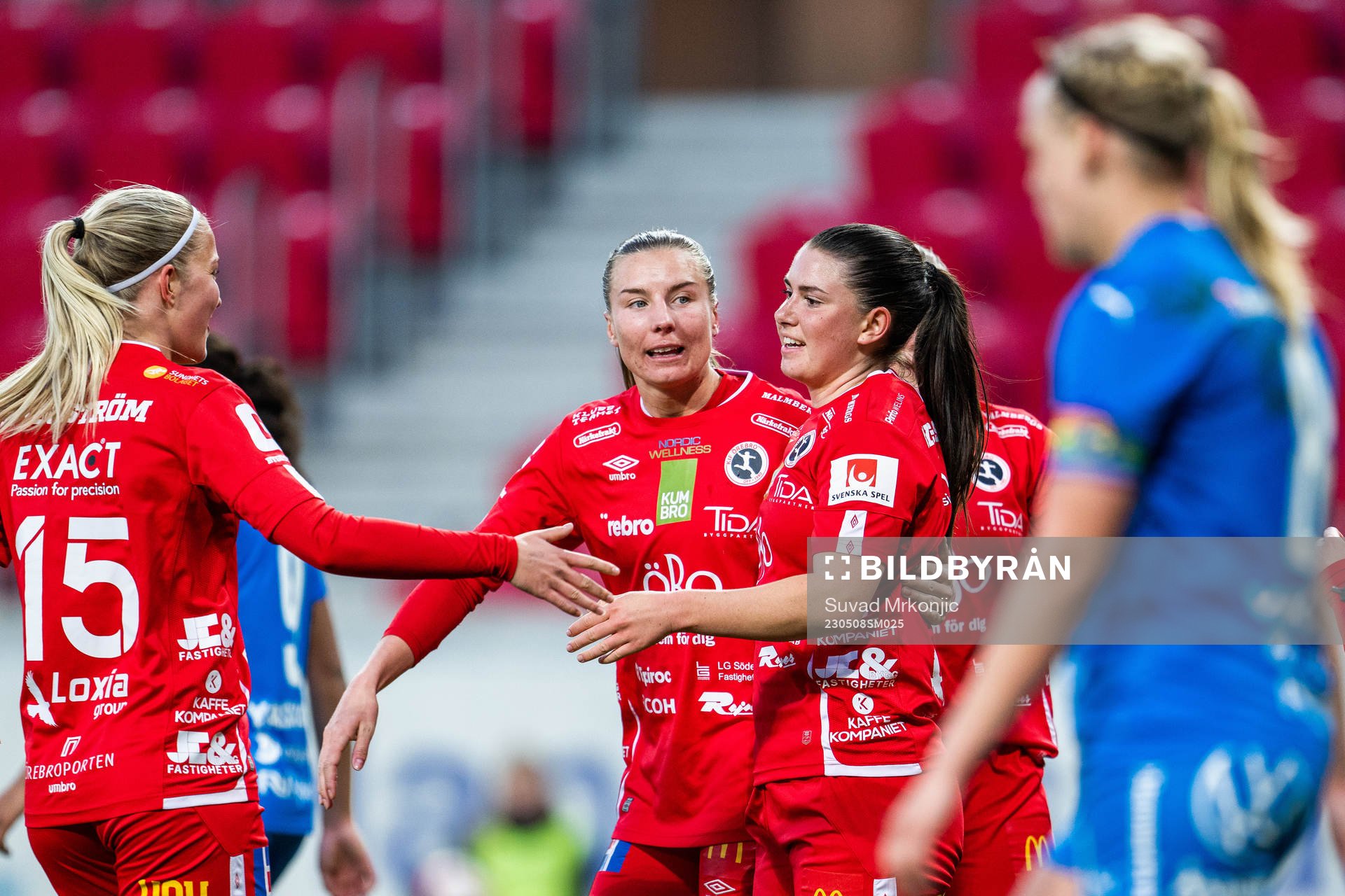 Örebros Emilia Pelgander jublar med lagkamrater