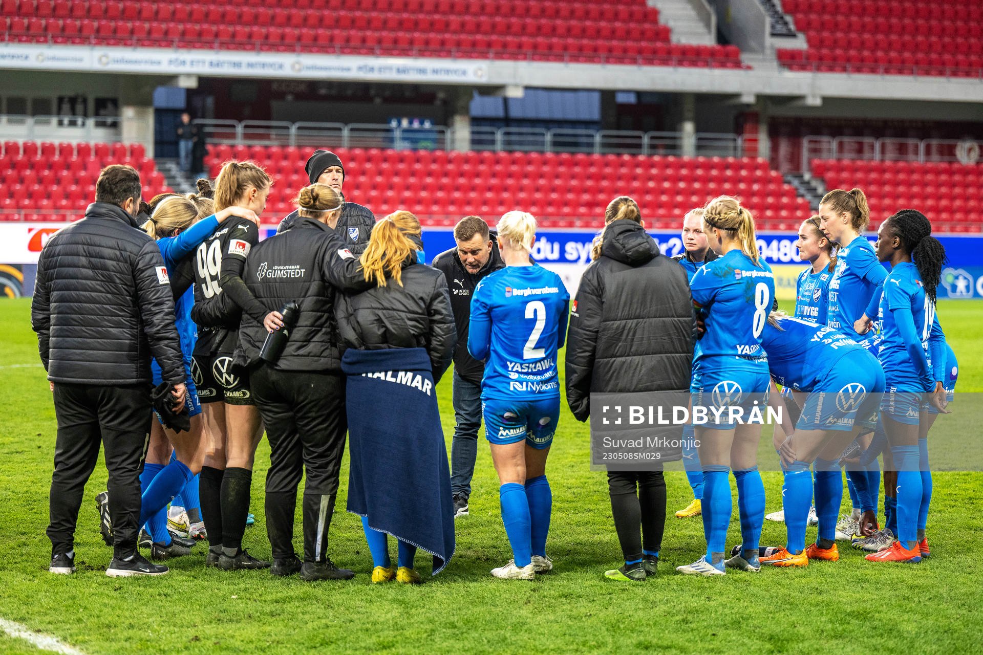 Kalmars tränare Jens Wedeborg och spelare deppar