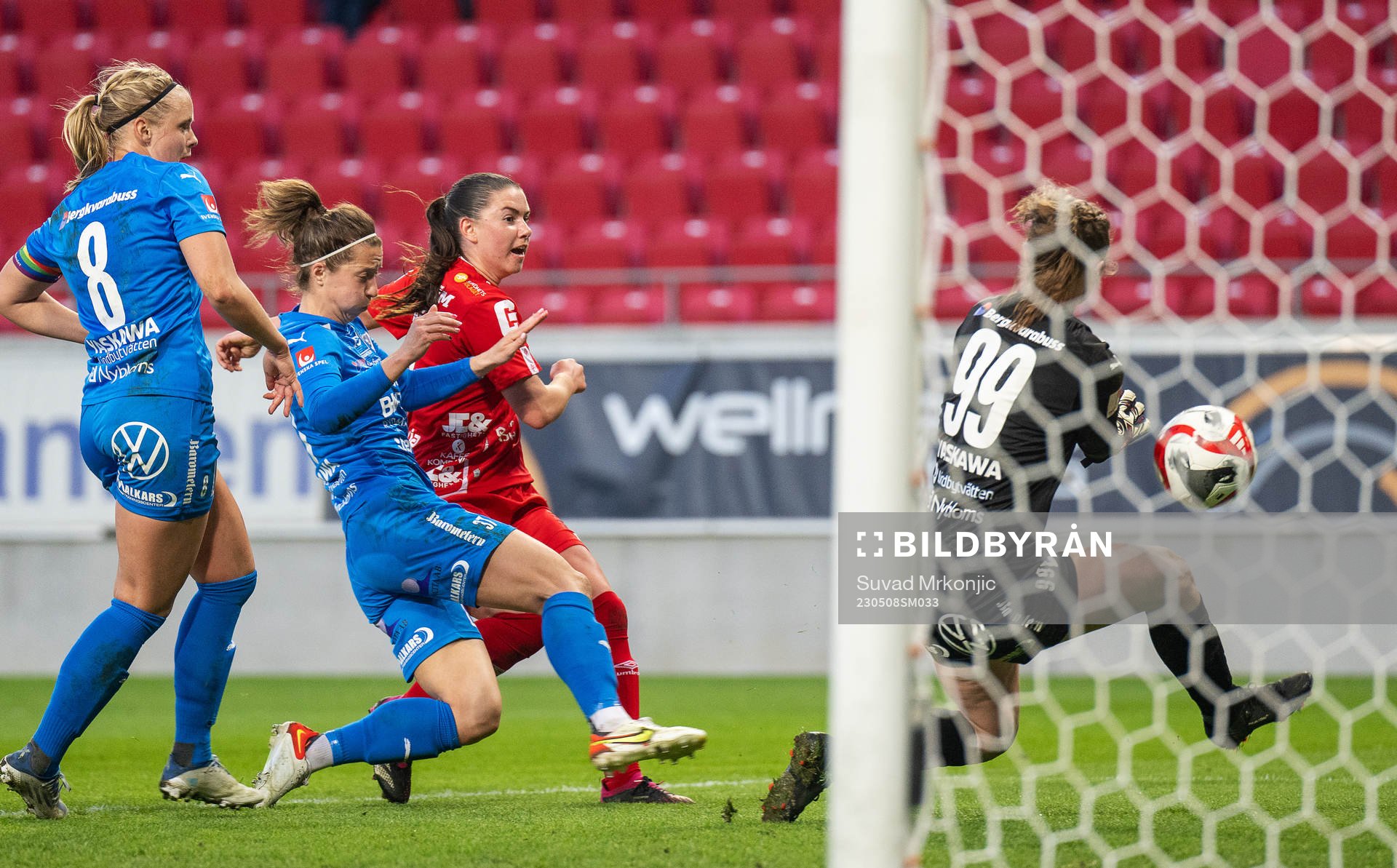 Örebros Emilia Pelgander gör 0-6 bakom Kalmars målvakt
