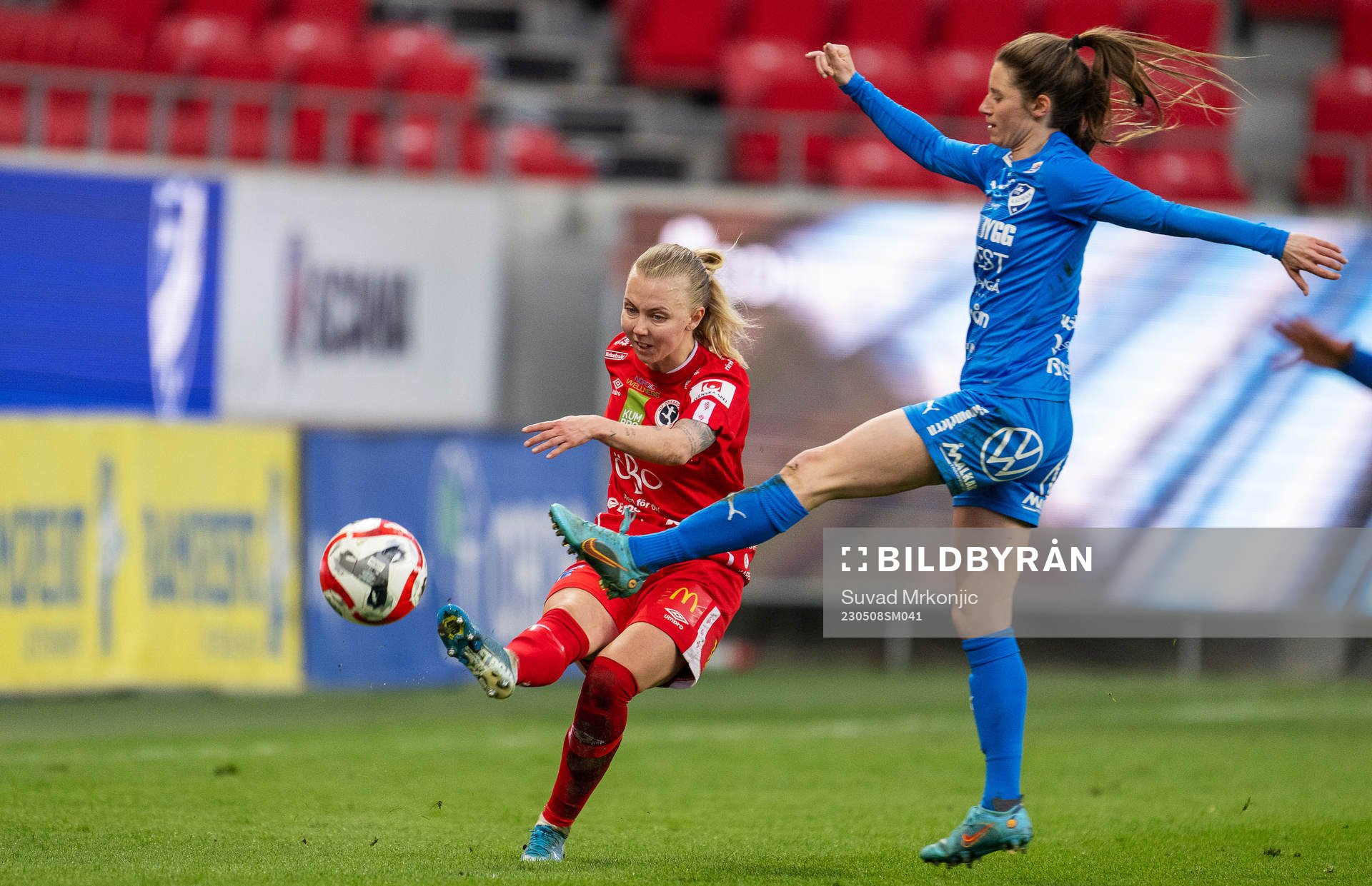 Örebros Nathalie Hoff Persson och Kalmars Charléne Nowotny under fotbollsmatchen i Damallsvenskan mellan Kalmar och Örebro den 8 maj 2023 i Kalmar.