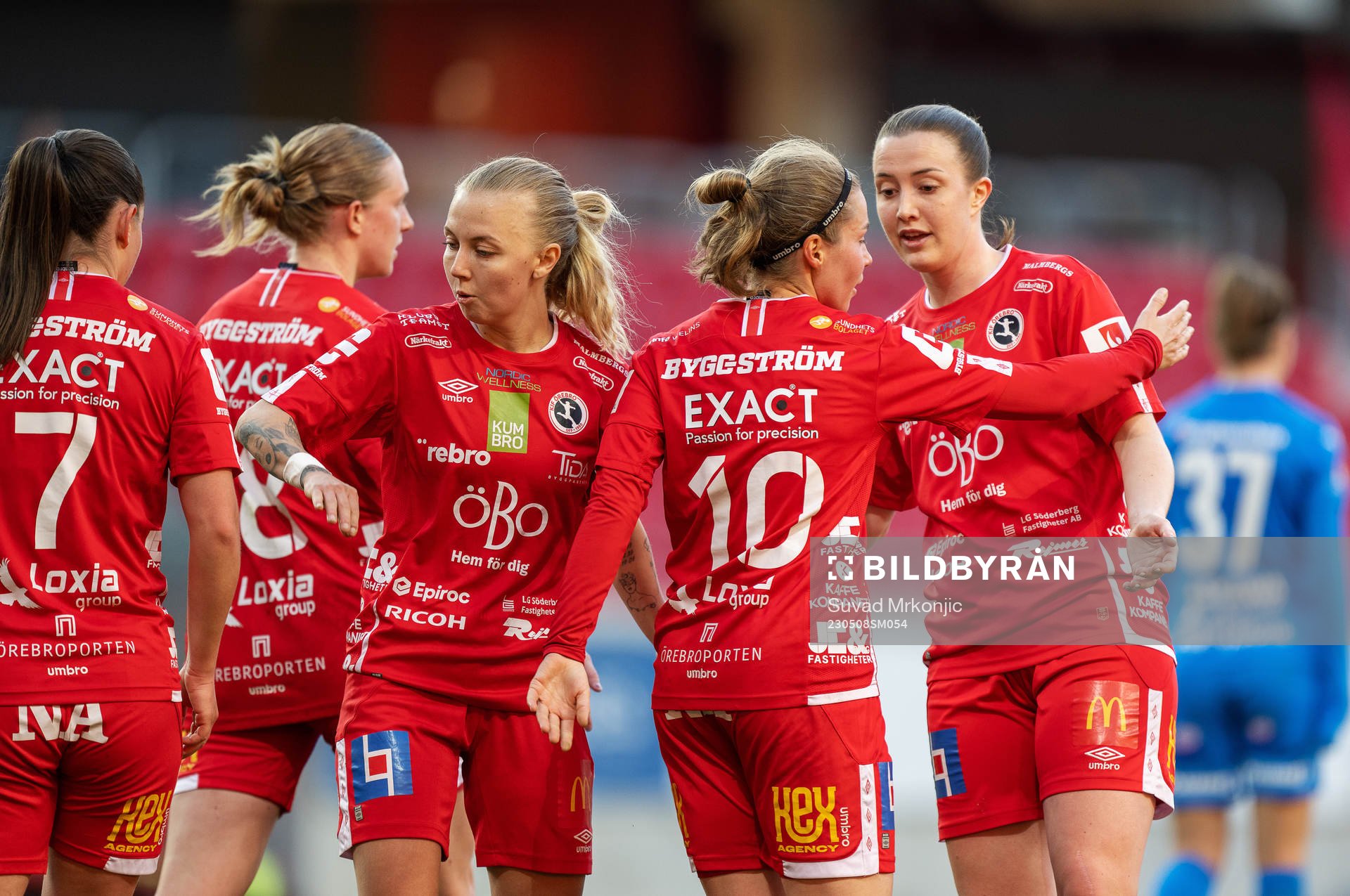 Örebros Heidi Kollanen jublar med lagkamrater