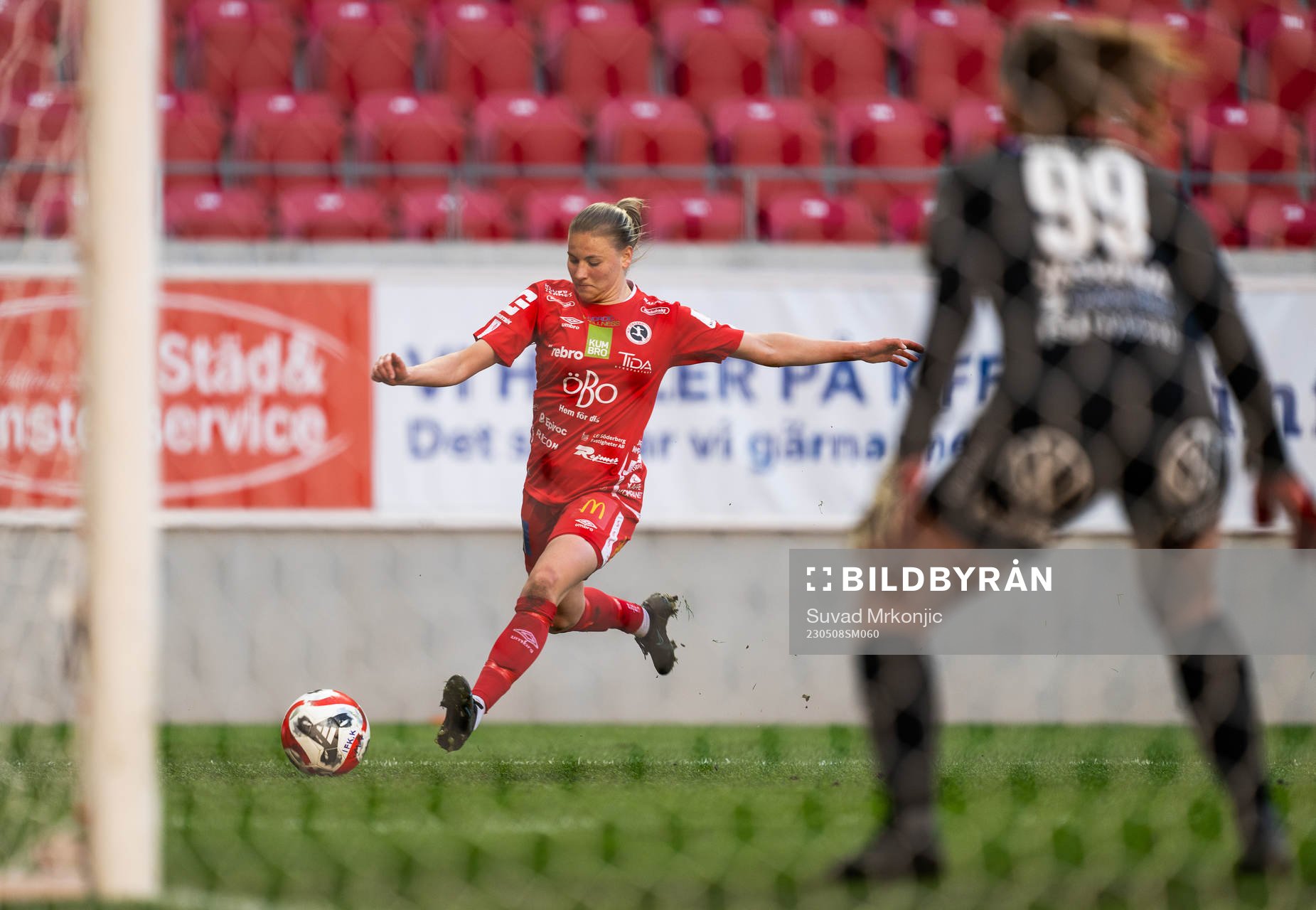 Örebros Katariina Kosola och Kalmars målvakt Fanny Jungward under fotbollsmatchen i Damallsvenskan mellan Kalmar och Örebro den 8 maj 2023 i Kalmar.