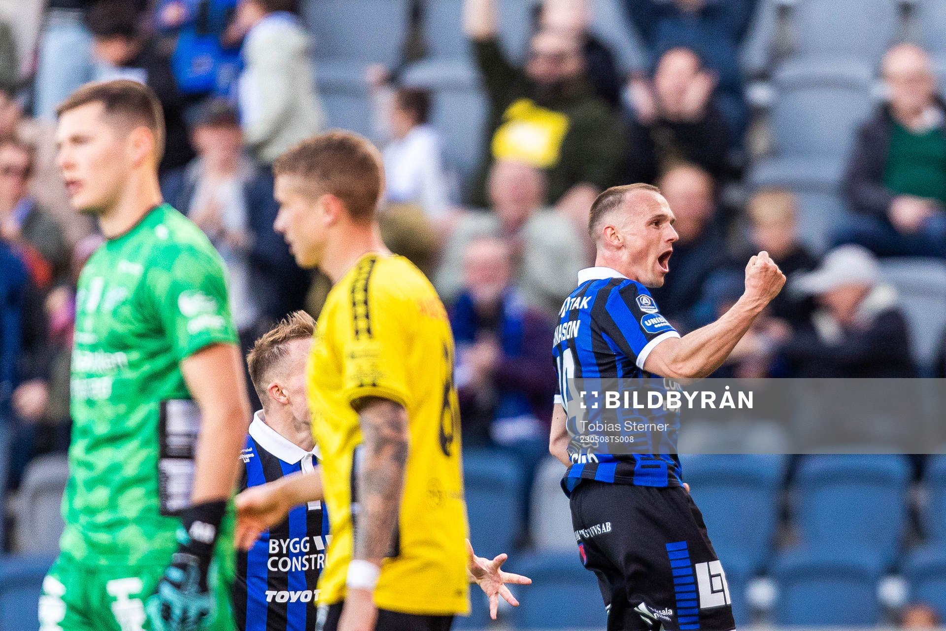 Sirius Aron Bjarnason jublar