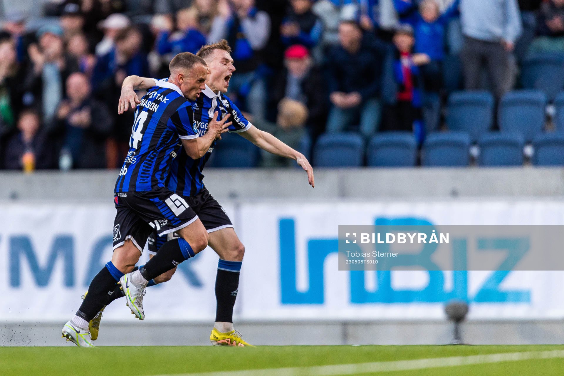 Sirius Aron Bjarnason jublar