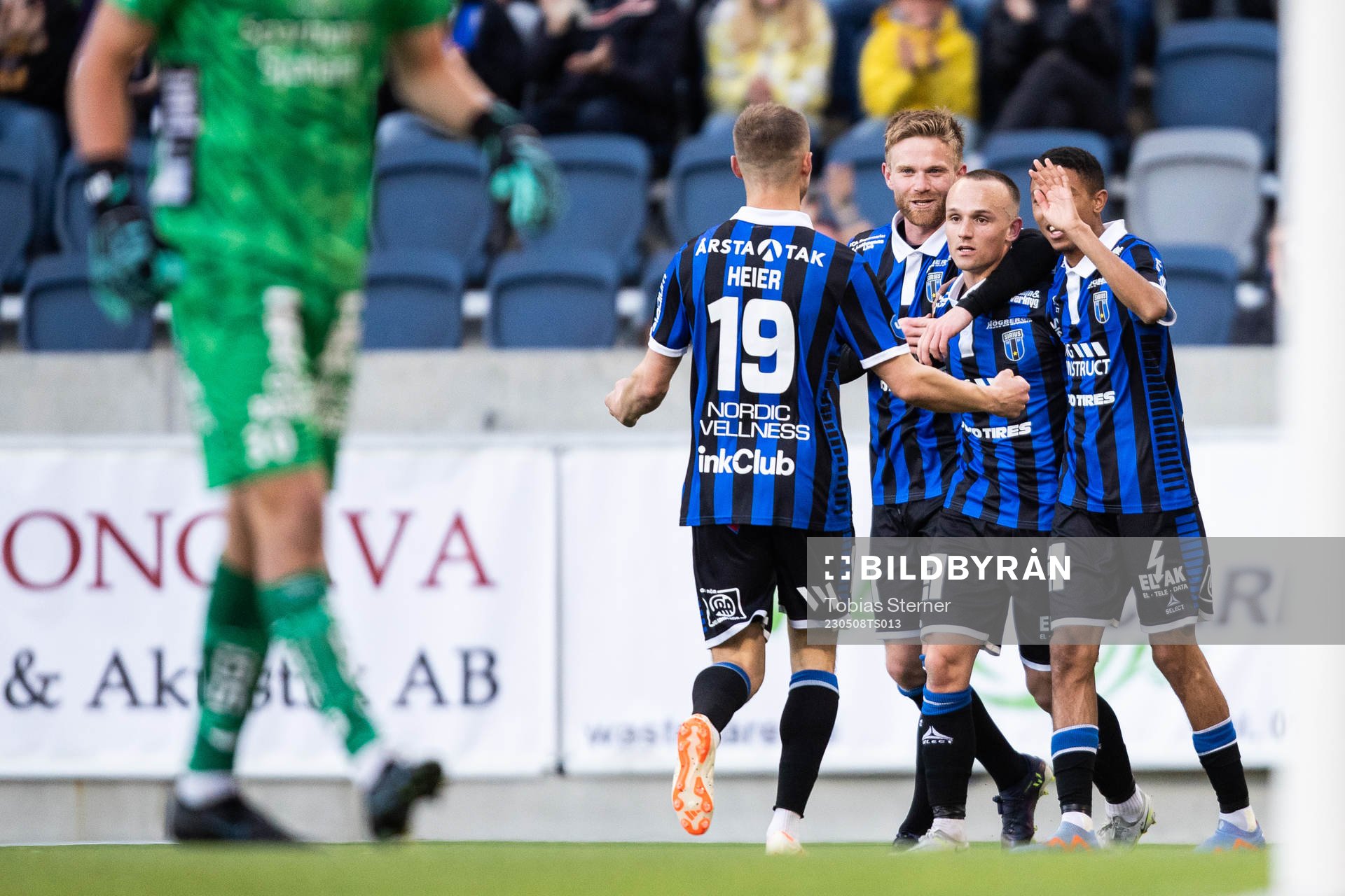 Sirius Aron Bjarnason jublar