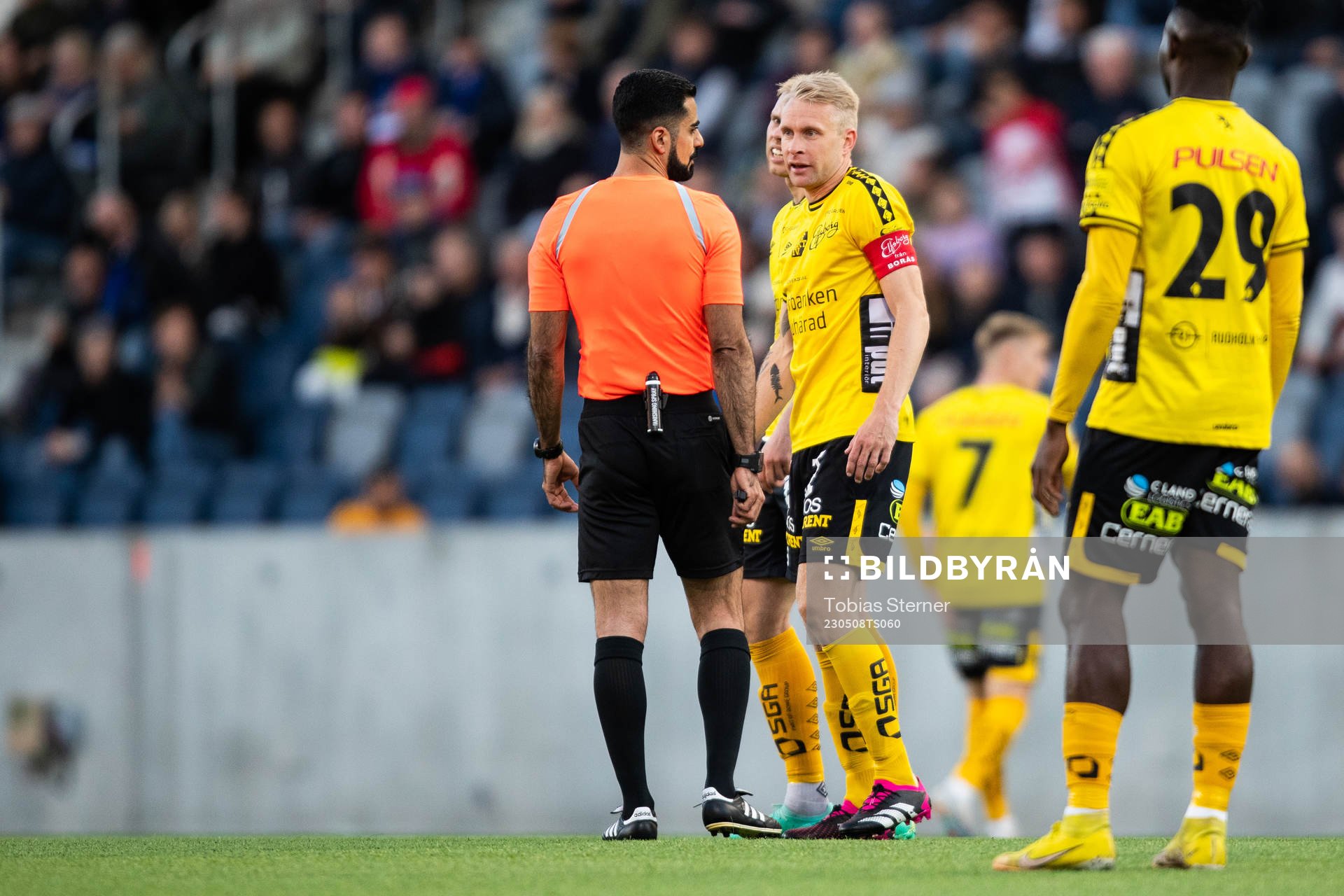 Domare Mohammed Al-Hakim och Elfsborgs Johan Larsson