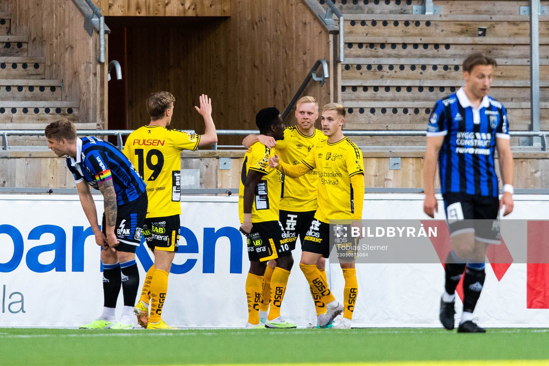 Elfsborgs Sveinn Guðjohnsen jublar med lagkamrater
