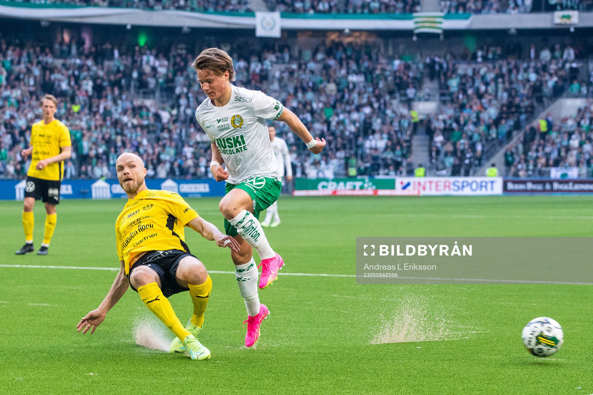 Mjällbys Viktor Gustafson och Hammarbys August Mikkelsen
