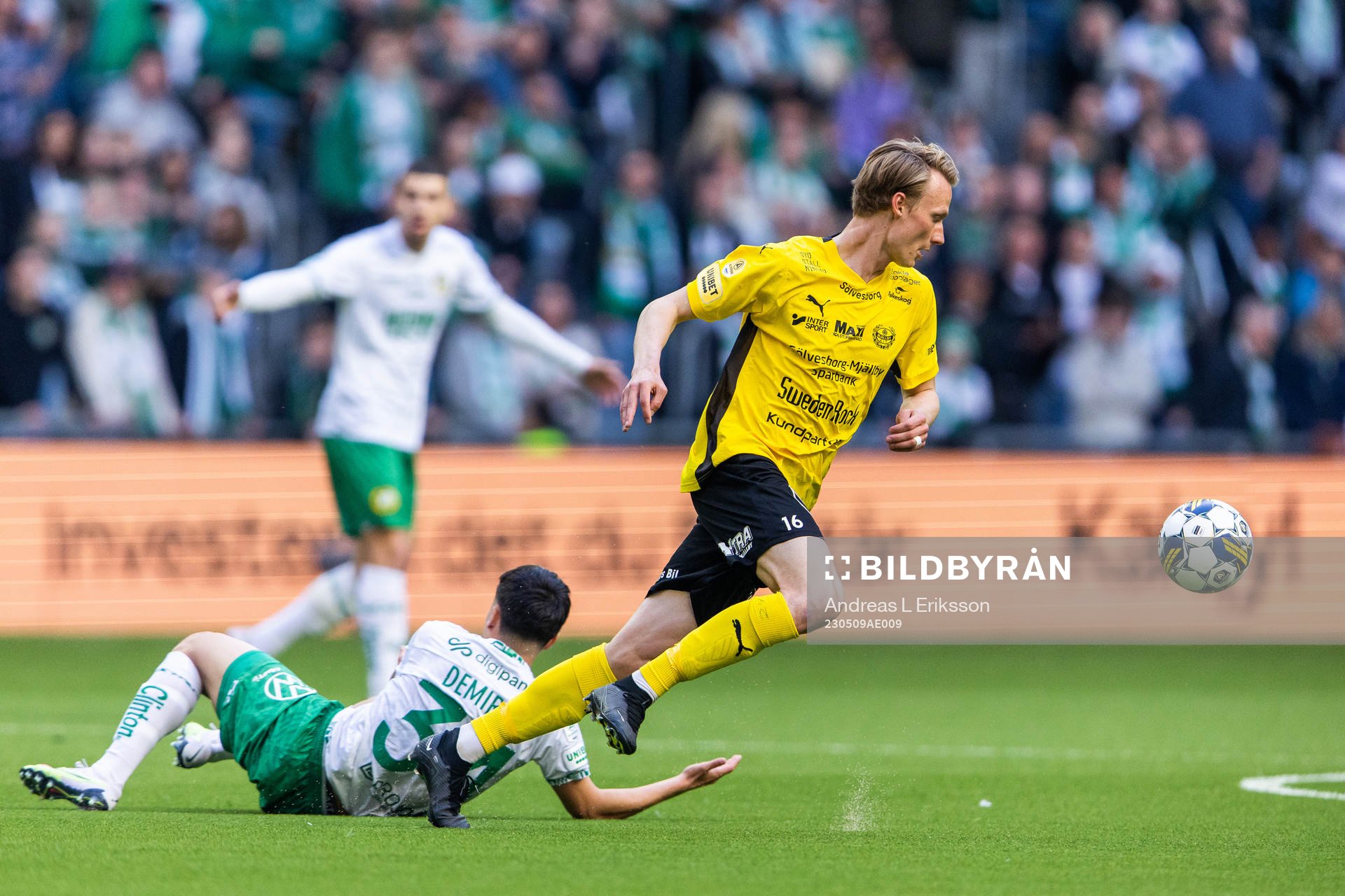 Hammarbys Alper Demirol och Mjällbys Alexander Johansson