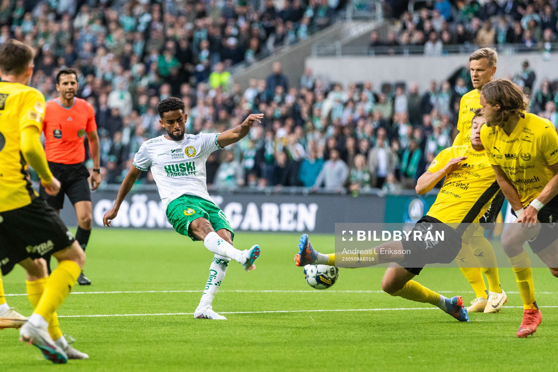 Hammarbys Tesfaldet Tekie skjuter och Mjällbys Colin