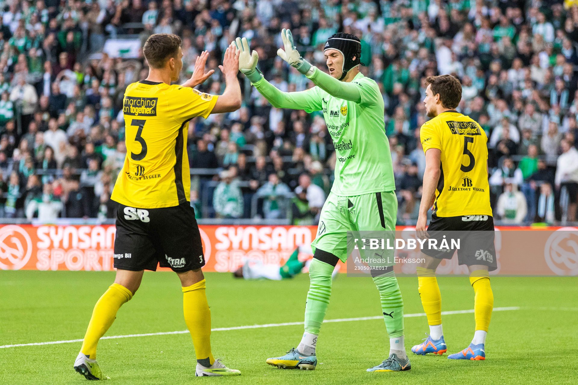 Mjällbys Arvid Brorsson och målvakt Noel Törnqvist jublar