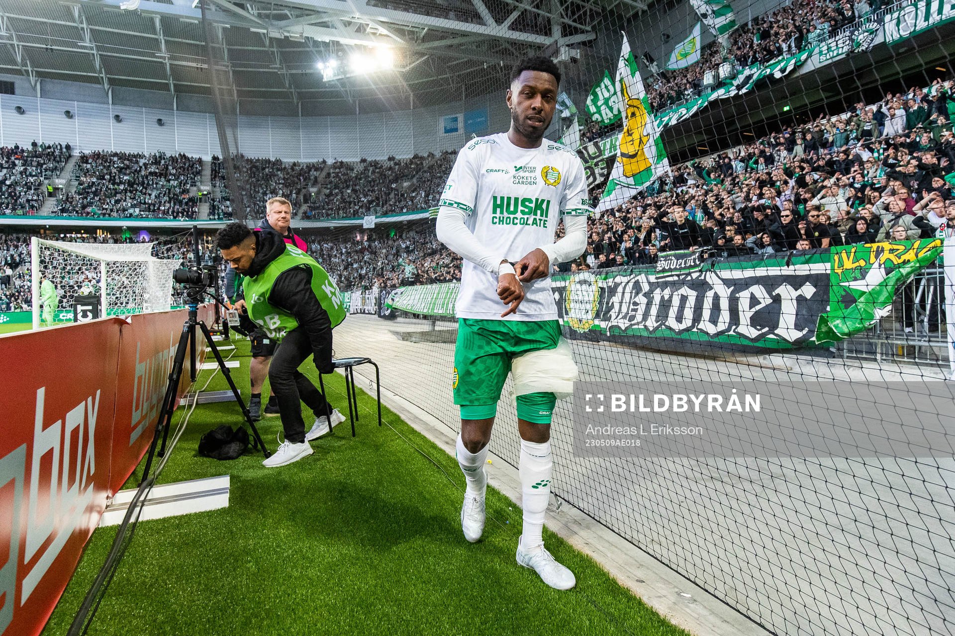 Hammarbys Shaquille Pinas lämnar plan skadad