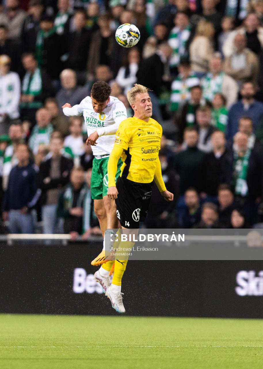 Hammarbys Noah Åstrand John och Mjällbys Herman Johansson under fotbollsmatchen i Allsvenskan mellan Hammarby och Mjällby den 9 maj 2023 i Stockholm.