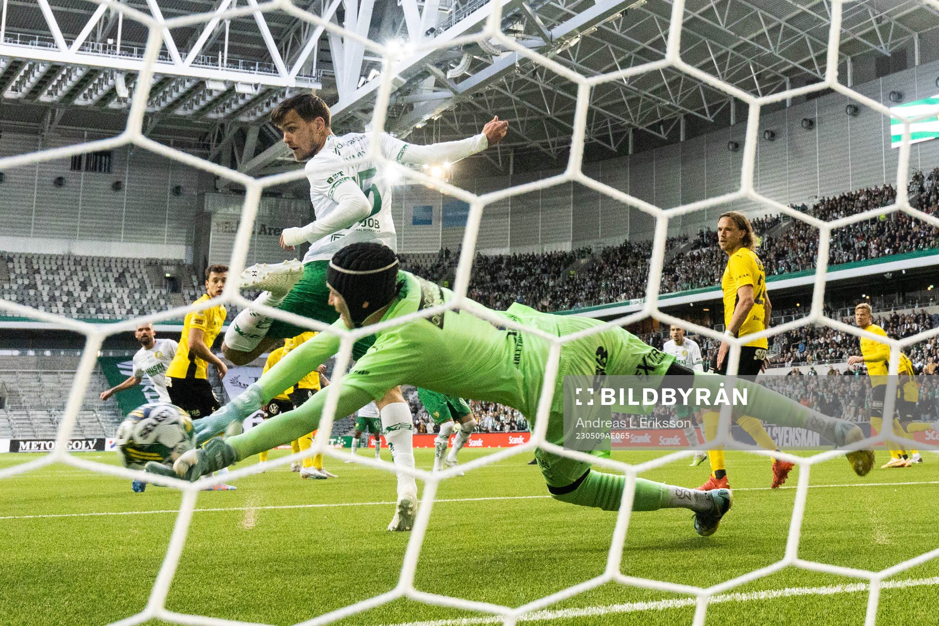 Hammarbys Pavle Vagic och Mjällbys målvakt Noel Törnqvist
