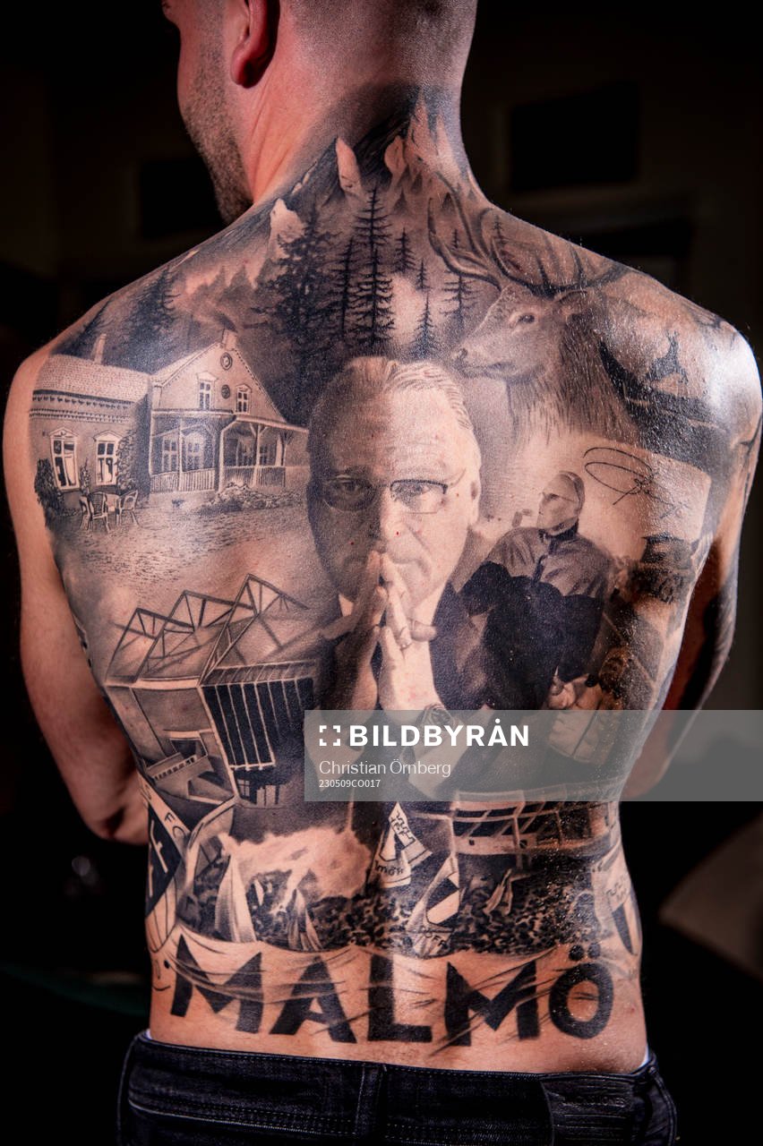 Bengt Madsens barnbarn Tristan vann en tatueringstävling nyligen. Han har låtit tatuera hela ryggen med bland annat ett portätt av hans farfar Bengt, tidigare MFF-ordförande, och massa annat som är kopplat till deras relation och Malmö FF. Tristan Madsen poserar för ett porträtt under en fotografering den 9 maj 2023 i Anderslöv.