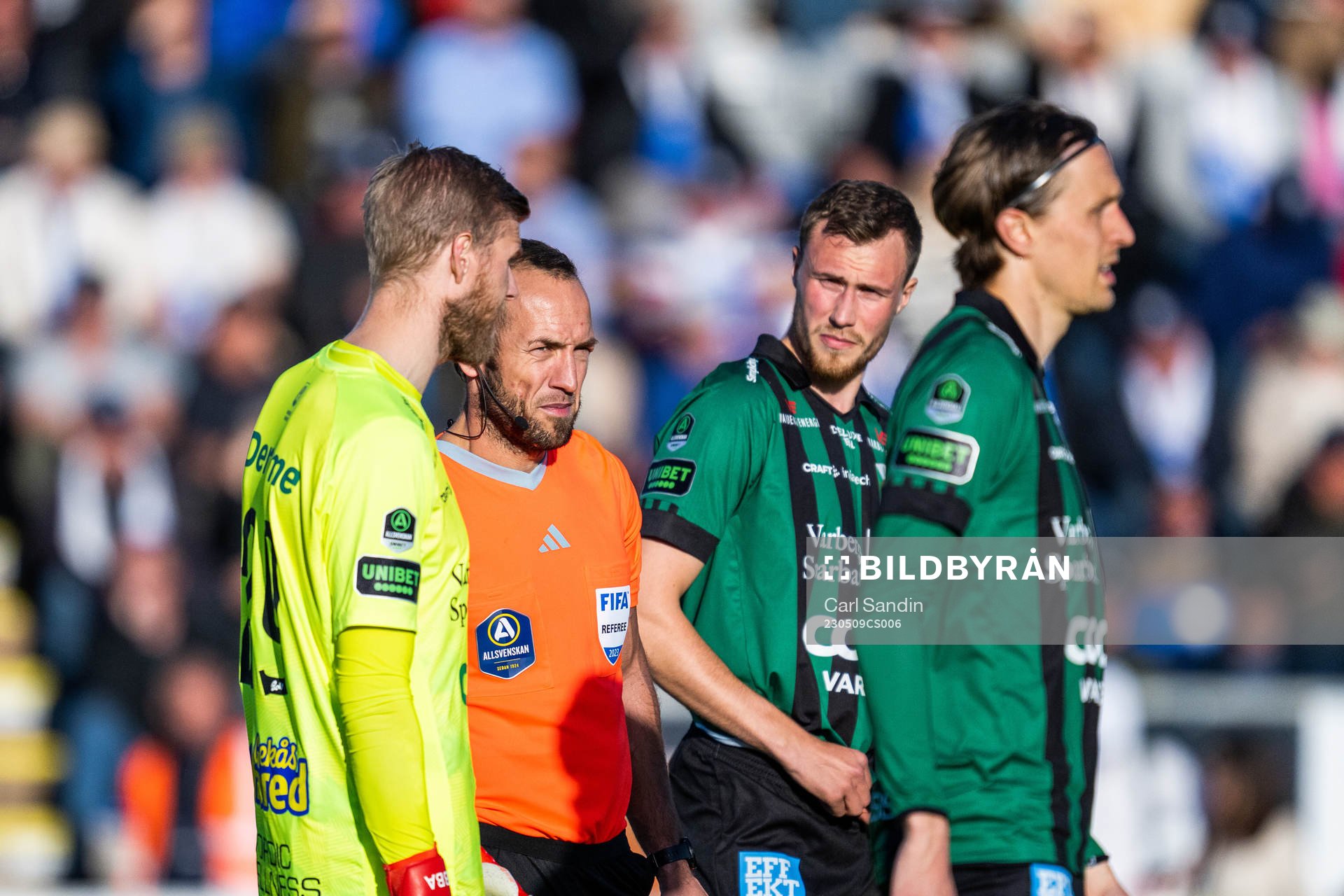 Varbergs David Olsson och domare Kaspar Sjöberg