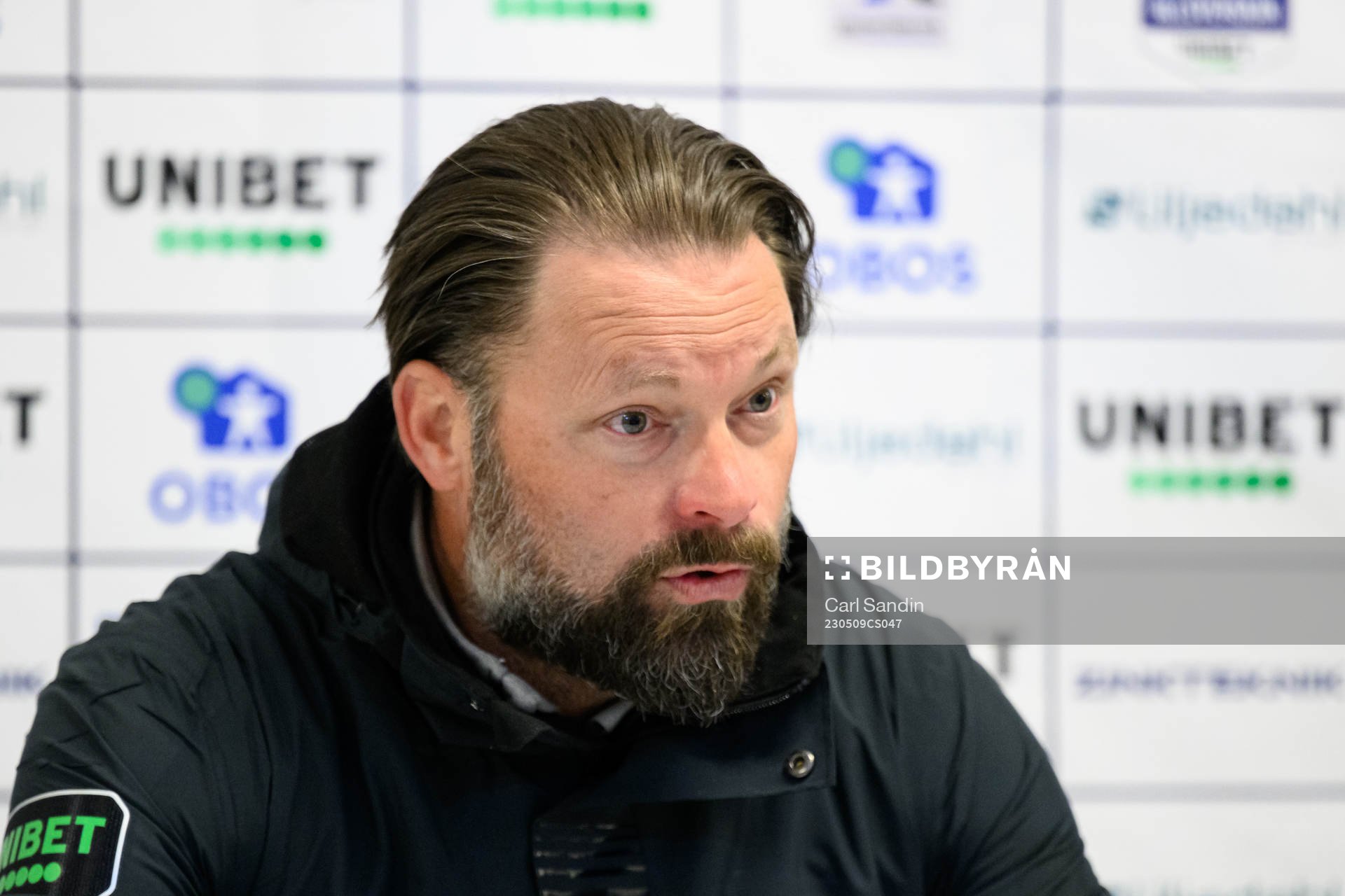 Varbergs huvudtränare Joakim Persson på en presskonferens