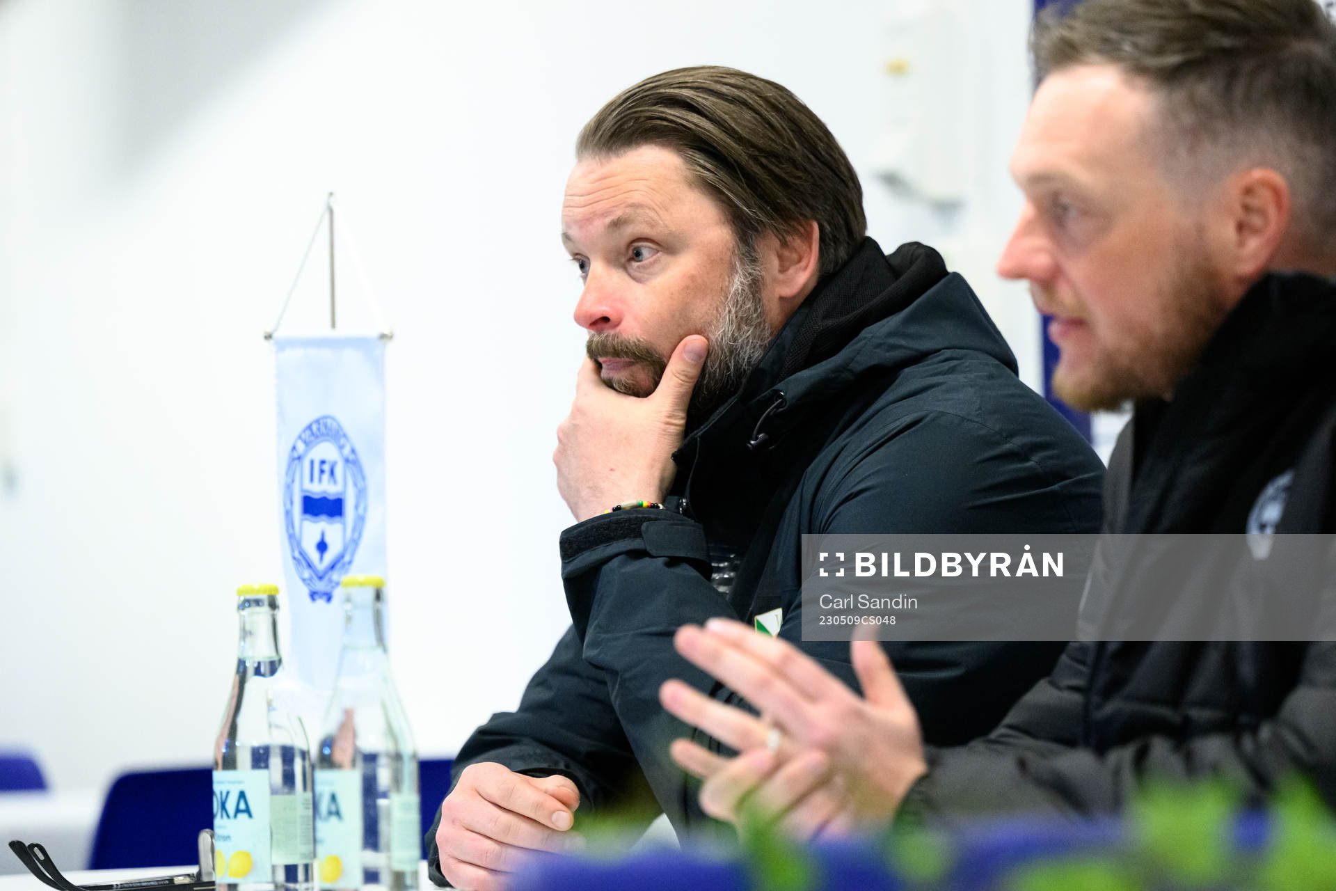 Varbergs huvudtränare Joakim Persson på en presskonferens
