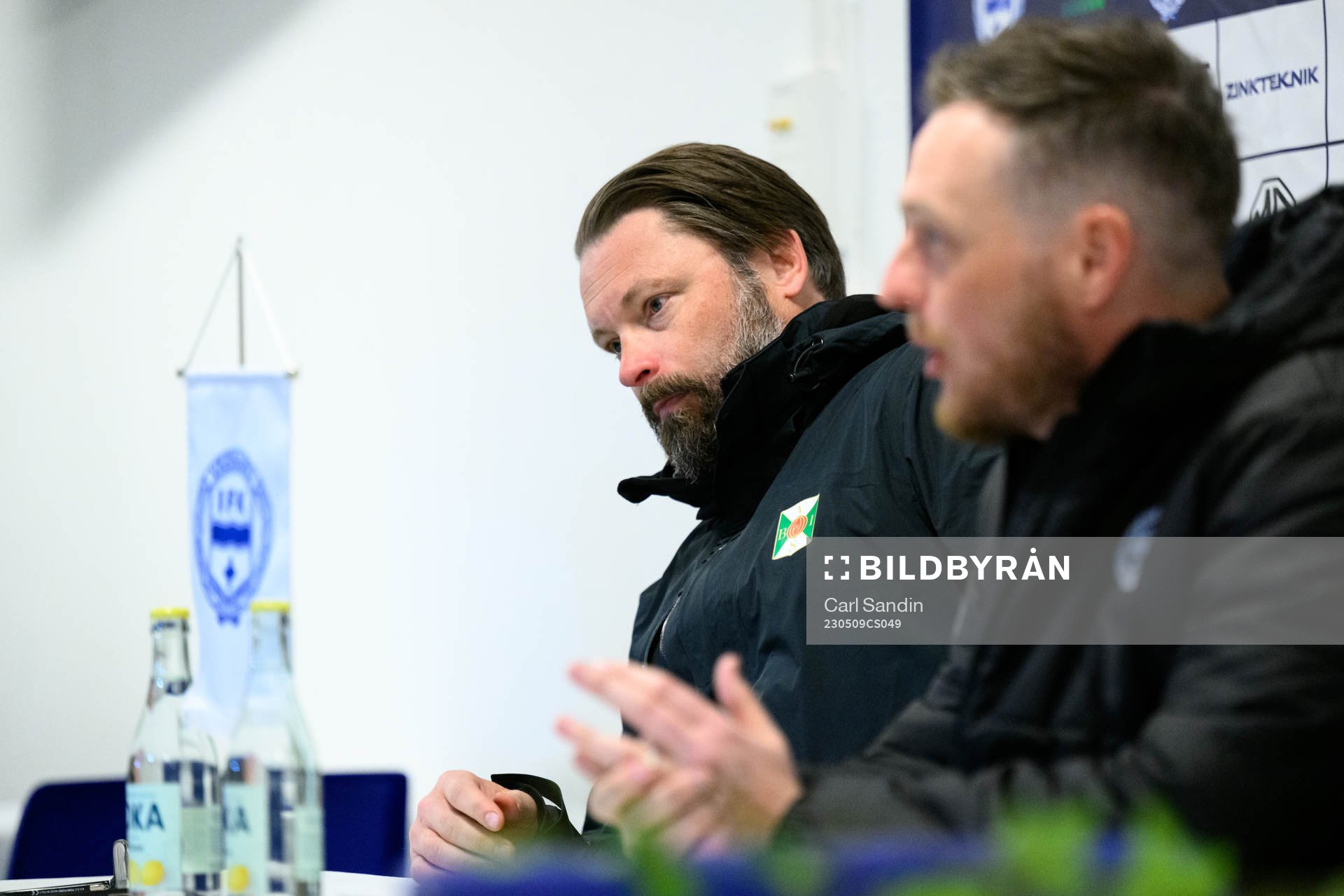 Varbergs huvudtränare Joakim Persson på en presskonferens