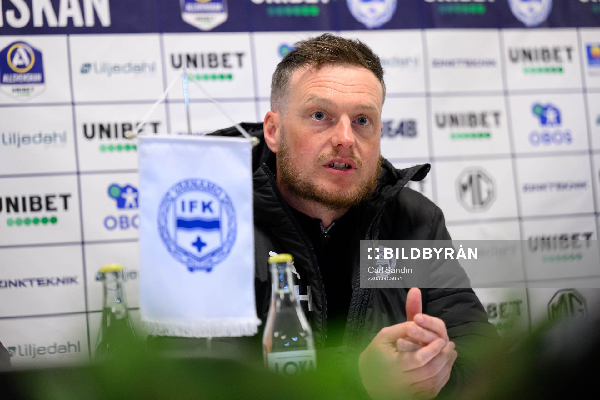 Värnamos tränare Kim Hellberg på en presskonferens efter fotbollsmatchen i Allsvenskan mellan Värnamo och Varberg den 9 maj 2023 i Värnamo. 