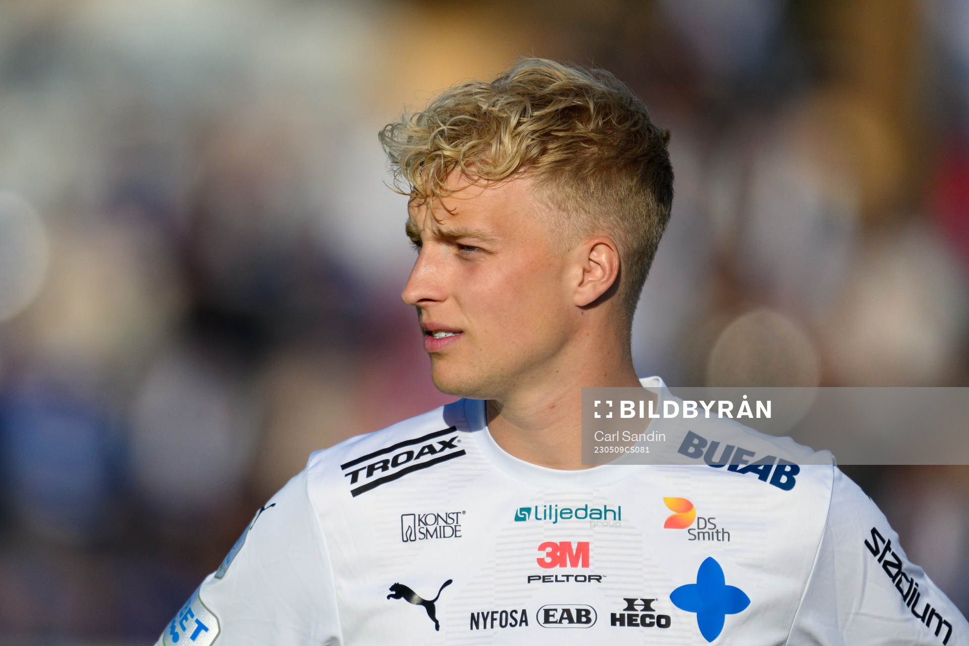 Värnamos Victor Larsson vid lineup innan fotbollsmatchen i
