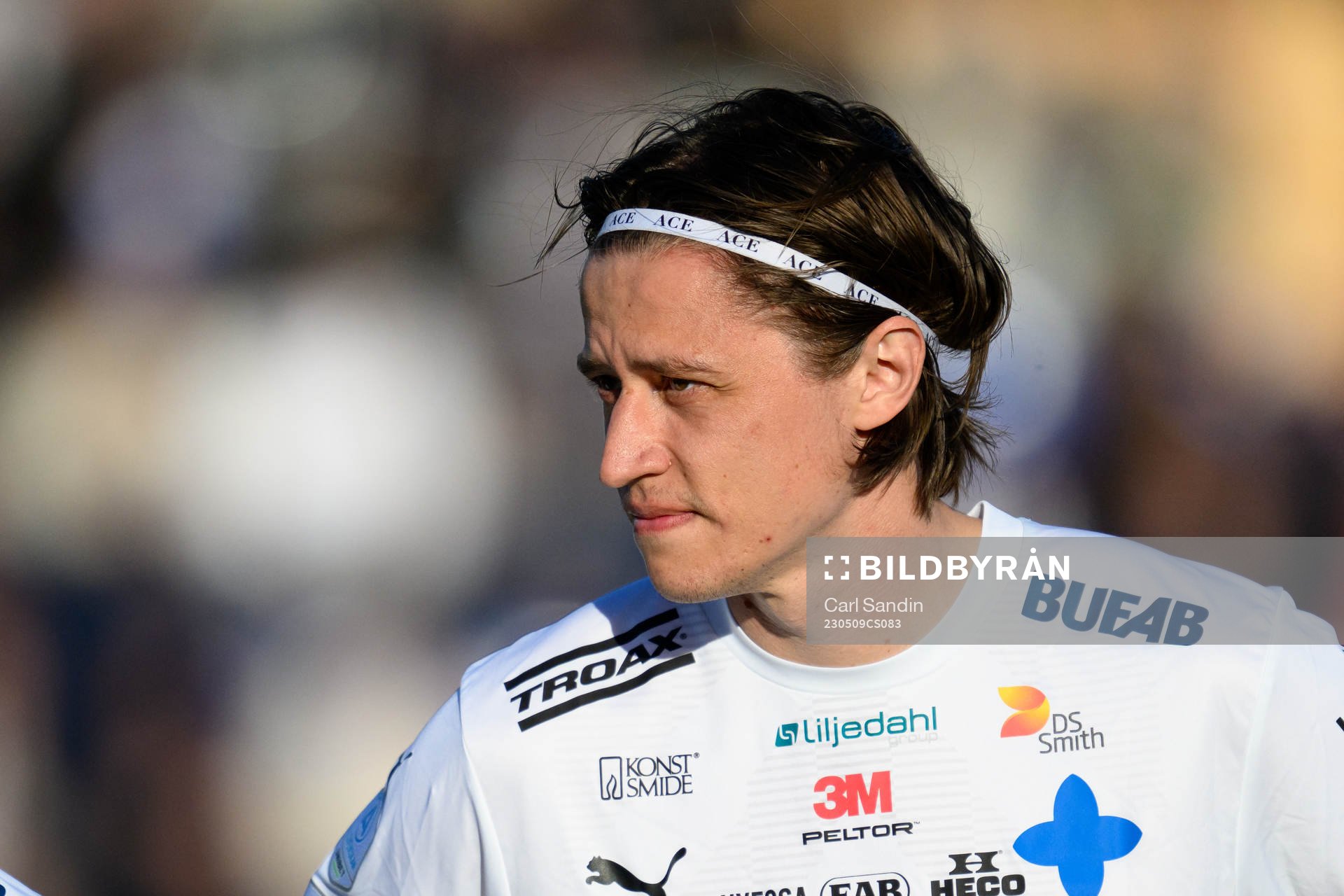 Värnamos Simon Thern vid lineup innan fotbollsmatchen i Allsvenskan mellan Värnamo och Varberg den 9 maj 2023 i Värnamo. 
