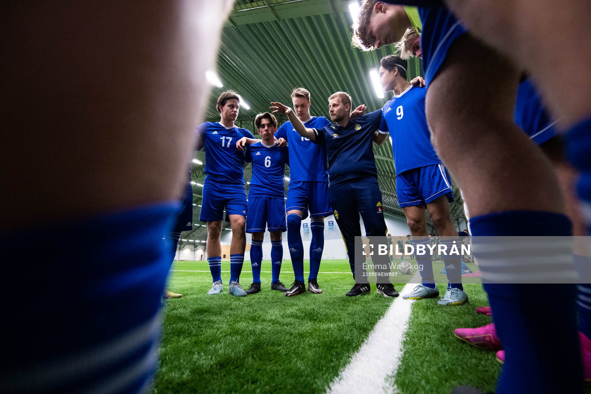Genomgång med ledare under matchläger med P17-landslaget den 9 maj 2023 i Stockholm. 
