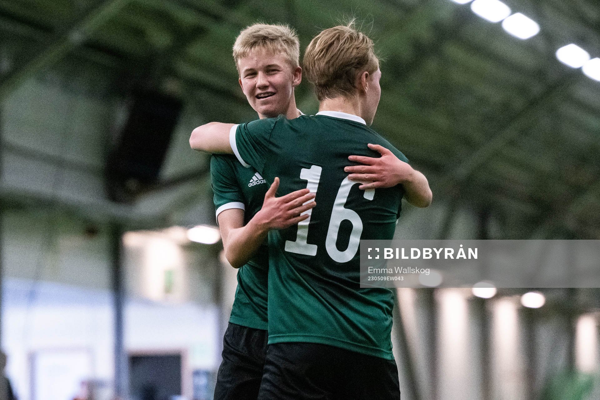 Olle Ottosson jublar med Charlie Bernström under matchläger med F17-landslaget den 9 maj 2023 i Stockholm. 