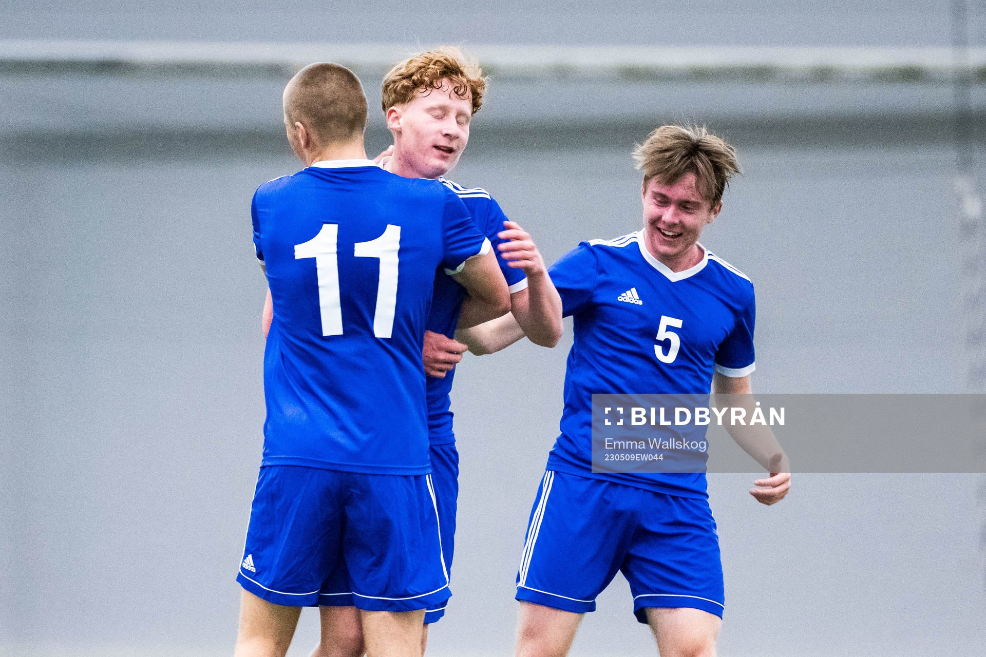 Erik Freij jublar med Liam Boe Presteng och Gottfrid Elofsson under matchläger med F17-landslaget den 9 maj 2023 i Stockholm. 