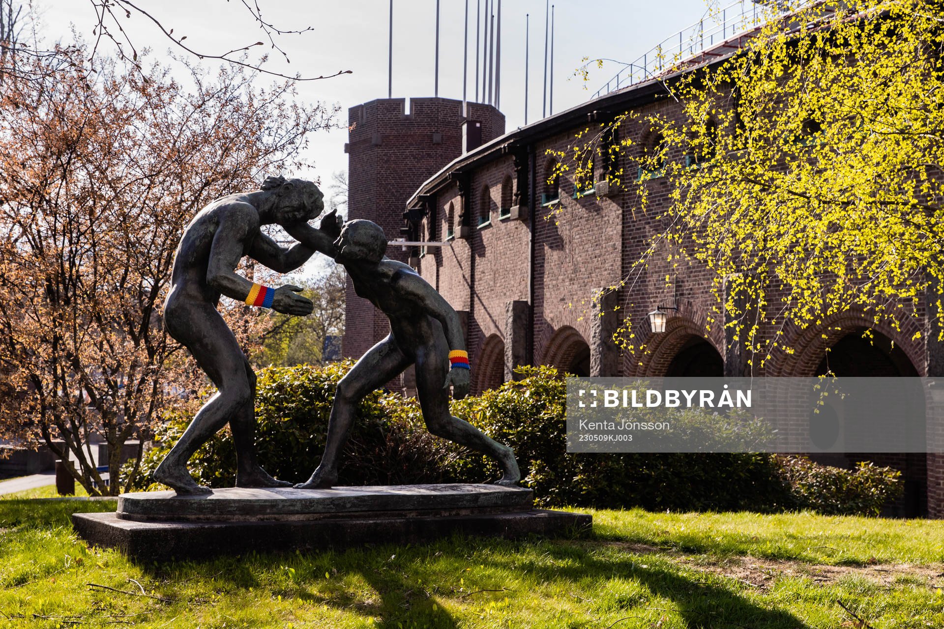 Staty utanför Stockholms Stadion med armband i