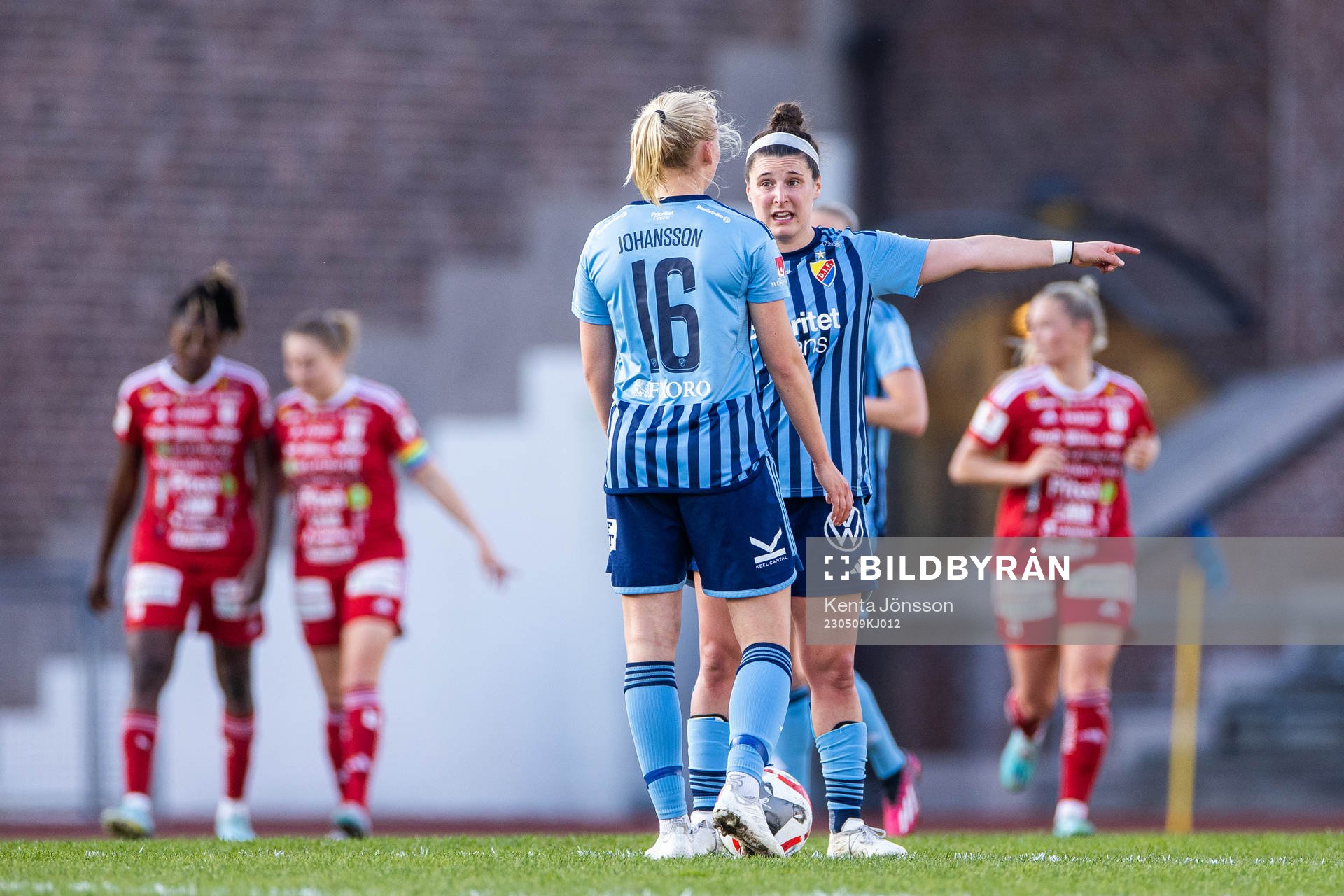 Djurgårdens Stinalisa Johansson och Hayley Dowd deppar