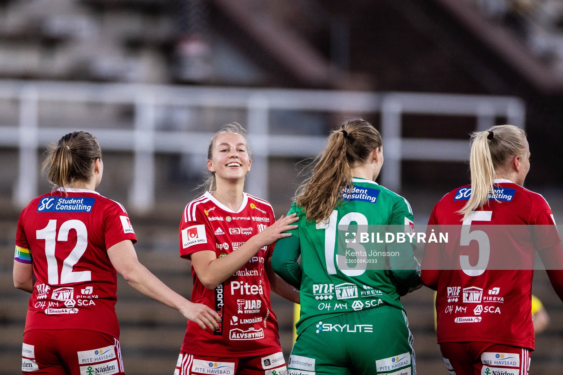 Piteås Sara Eriksson och målvakt Samantha Leshnak Murphy