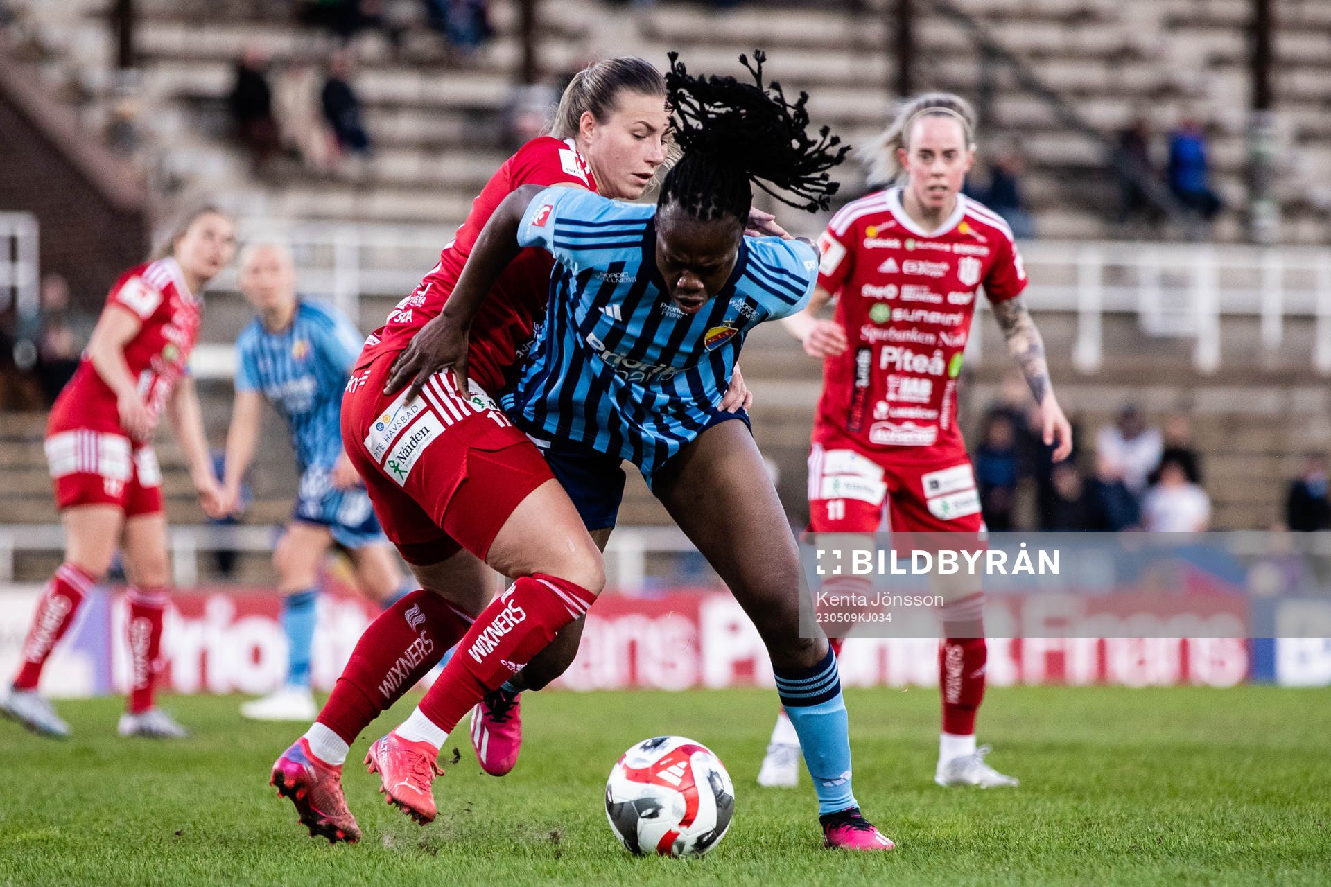 Piteås Selina Henriksson och Djurgårdens Flavine Mawete