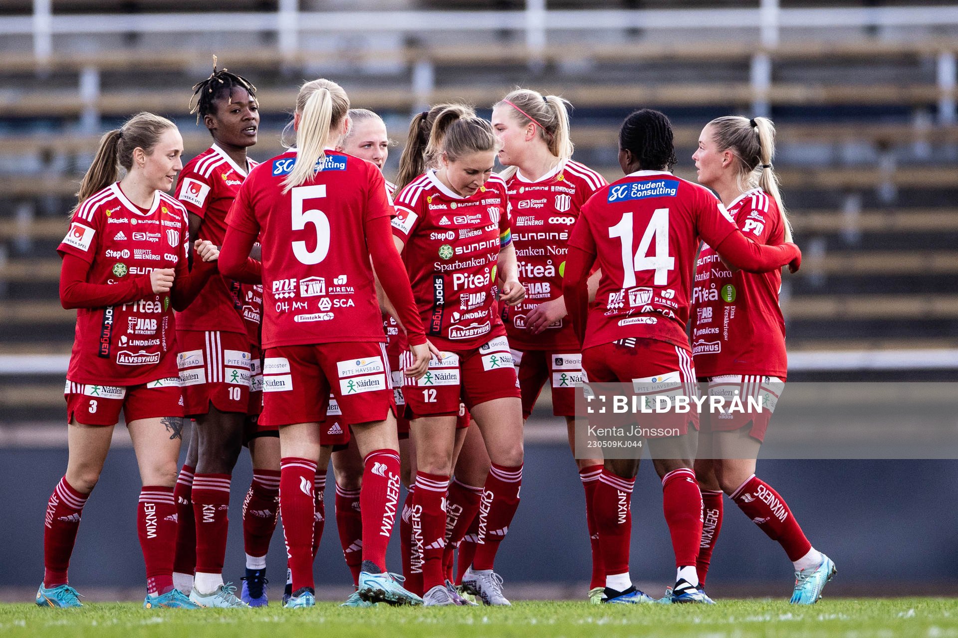 Piteås Anam Imo jublar med lagkamrater efter 0-2 under fotbollsmatchen i Damallsvenskan mellan Djurgården och Piteå den 9 maj 2023 i Stockholm.