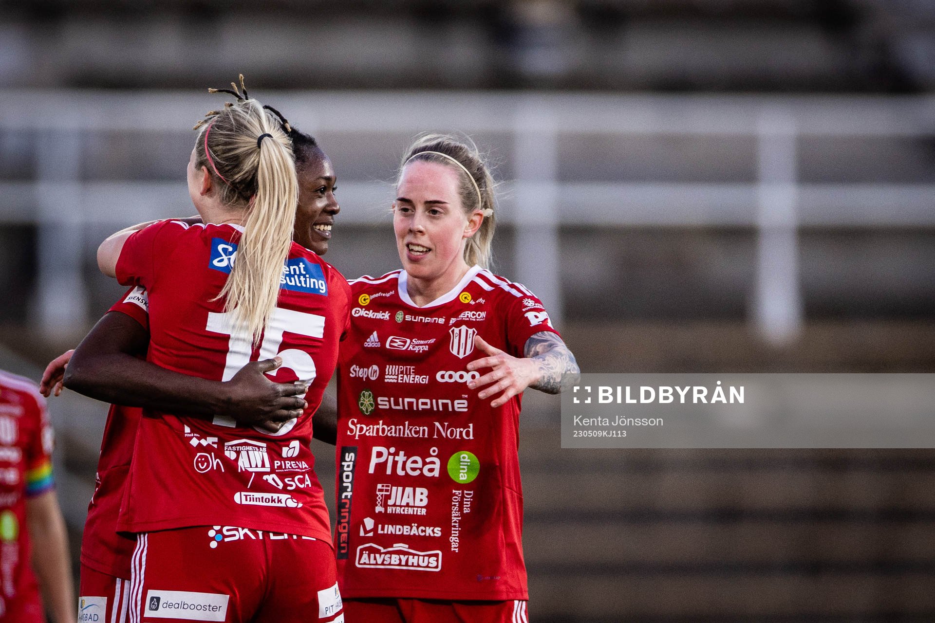 Piteås Anam Imo (m) jublar med Ellen Löfqvist (v) och Cecilia Edlund (h) efter fotbollsmatchen i Damallsvenskan mellan Djurgården och Piteå den 9 maj 2023 i Stockholm.