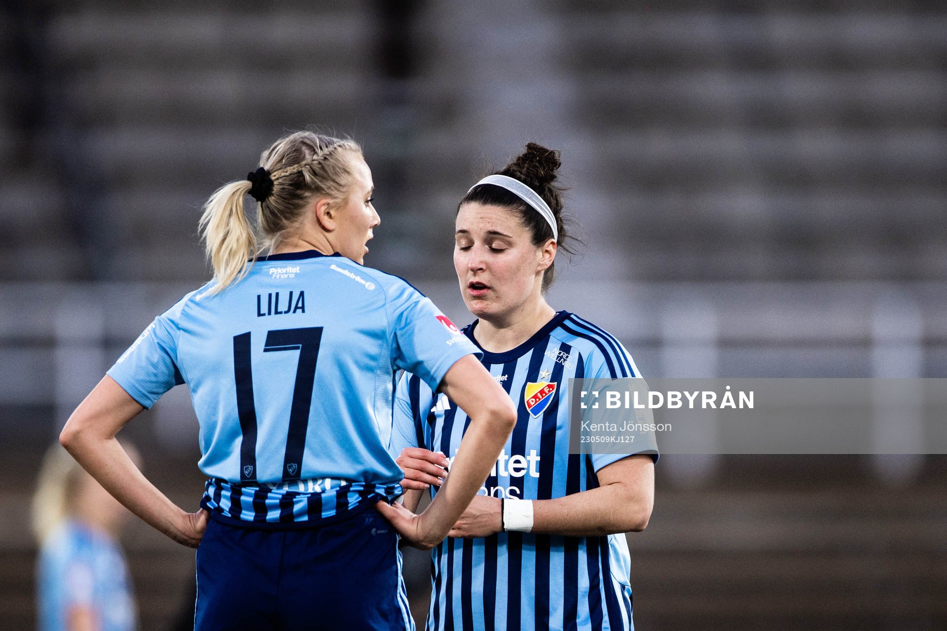 Djurgårdens Sara Lilja Vidlund och Hayley Dowd deppar