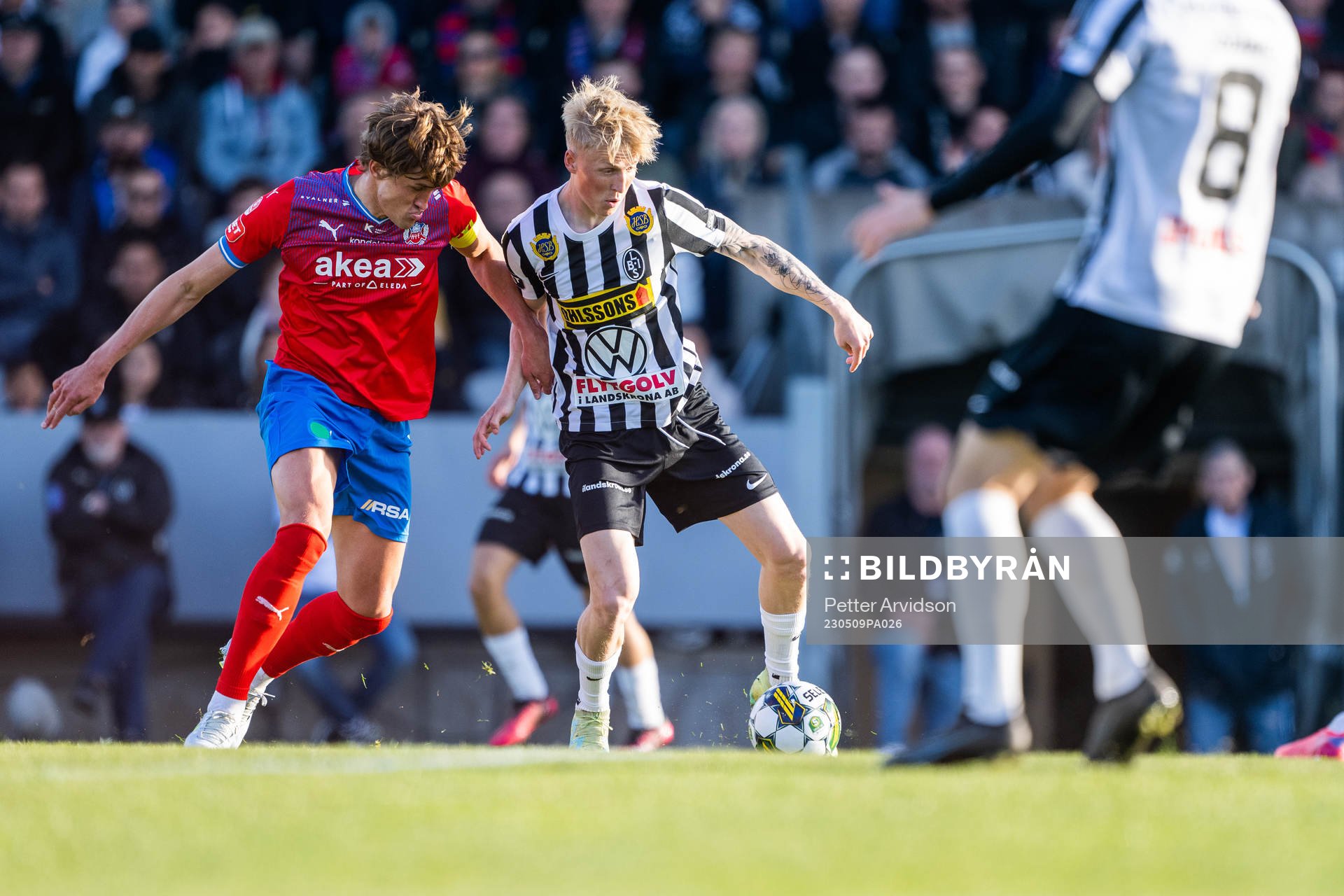 Helsingborgs Thomas Rogne och Landskronas Melker Widell under fotbollsmatchen i Superettan mellan Landskrona och Helsingborg den 9 maj 2023 i Landskrona.