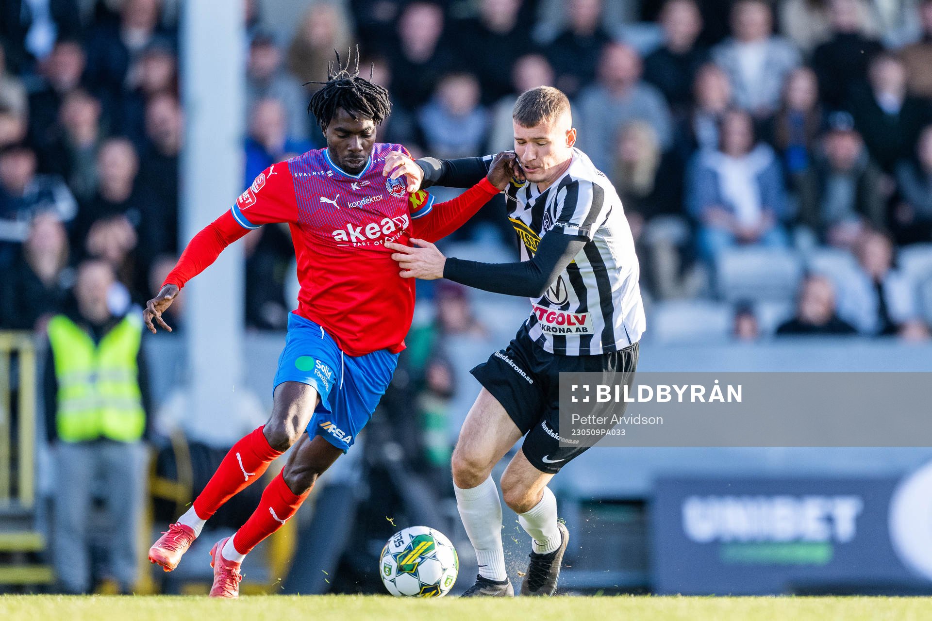 Helsingborgs Benjamin Acquah och Landskronas Robin Dzabic