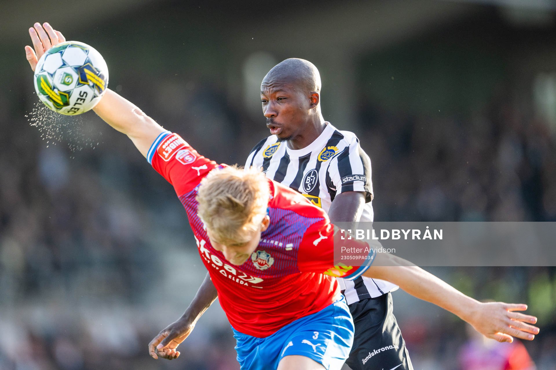 Helsingborgs Casper Widell och Landskronas Ousmane Diawara