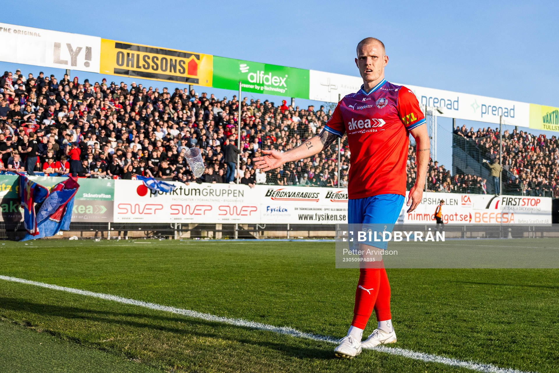 Helsingborgs Philip Rejnhold kastar bort en inkastad mugg